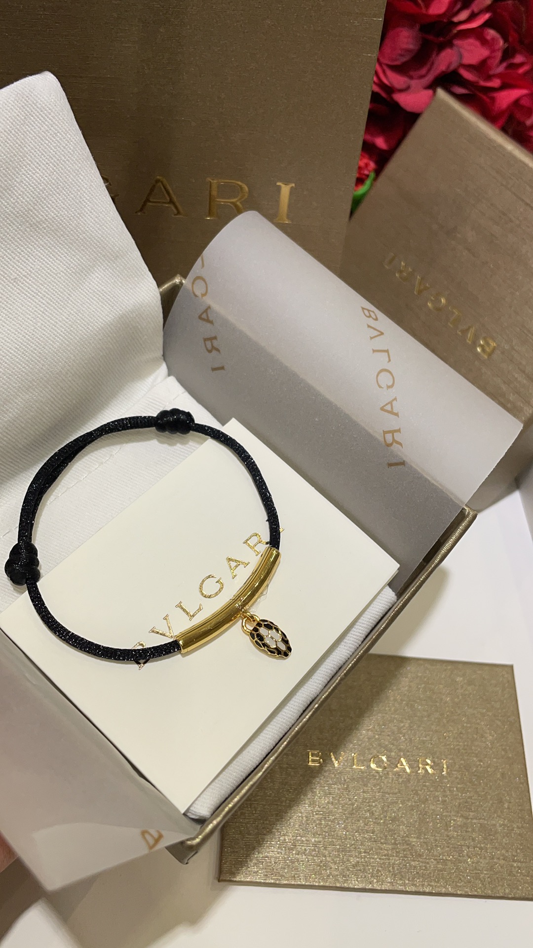 NO:631410,Transshipment black rope 88150 with packaging, black model, 25 years new enamel snake head lucky black rope bracelet, wearing a snake in the Year of the Snake to attract wealth and transportation, to make money and prosper yourself. The red rope dyed in cold water on the market is easy to fade. The high temperature dyeing of our rope is not easy to fade. Exclusive purchase z customization. Same brass gold-plated material. The knot can be freely adjusted around the hand. BV black rope is recommended to buy,,bottega veneta,bracelet,bracelet,gold  plating,Cardia high-end jewelry19860909转运黑绳88150配包装 黑色款 25年新品珐琅蛇头幸运黑绳手链手镯 蛇年戴灵蛇 招财转运 旺财旺自己 红绳市面冷水染的绳子容易褪色 我们绳子做的高温染 不容易掉色 独家购入z定制 一样黄铜镀金材质 绳结可自由调节手围 bv黑绳推荐入手,,bottega veneta,bracelet,bracelet,gold plating,卡迪亚高端饰品,Jewelry