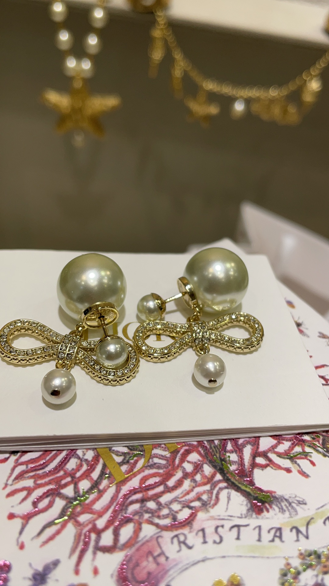 NO:635019,88180, today’s new product purchase from yb 25 years’ latest hollow diamond bow pearl pendant double ball earrings. Champagne color metal small bow with smooth and natural curvature. Simple, low-key and exquisite figurative temperament. Wearing it on the upper ear makes you feel like a rich girl. Purchased from yb. Customized brass material. Swarovski silver phantom diamond, earrings, Cartier high-end jewelry1986090988180,今日新品购入yb 25年最新款镂空镶钻蝴蝶结珍珠吊坠双球耳环 香槟色金属小蝴蝶结弧度流畅自然 简约低调且精致的具象化气质加分 佩戴上耳非常有富家女的感觉 购入yb定制 黄铜材质 施华洛银色魅影钻,,earrings,卡迪亚高端饰品,Jewelry