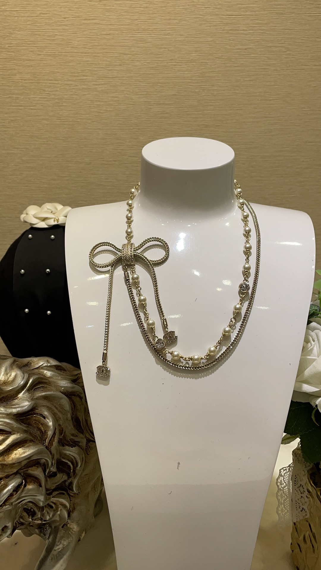 NO:631773,Today's new heavy industry model 24K new light gold bow full of diamonds Double C pendant braided snake bone chain double necklace choker The side of the necklace is decorated with braided pattern metal bow Pearl braided rope double chain Very design sense Rich daughter's daily versatile very sweet cool girl group style zp version custom made Brass material Czech diamond necklace with packaging box, necklace, Cardia high-end jewelry19860909今日新品重工款 24K新款淡金色蝴蝶结满钻双C吊坠编织蛇骨链双层项链choker 项链侧边点缀编织纹路金属蝴蝶结 珍珠编绳双层链条 非常有设计感 富家千金日常百搭很甜酷女团风 zp版定制 黄铜材质 捷克钻 项链带包装盒,,necklace,卡迪亚高端饰品,Jewelry