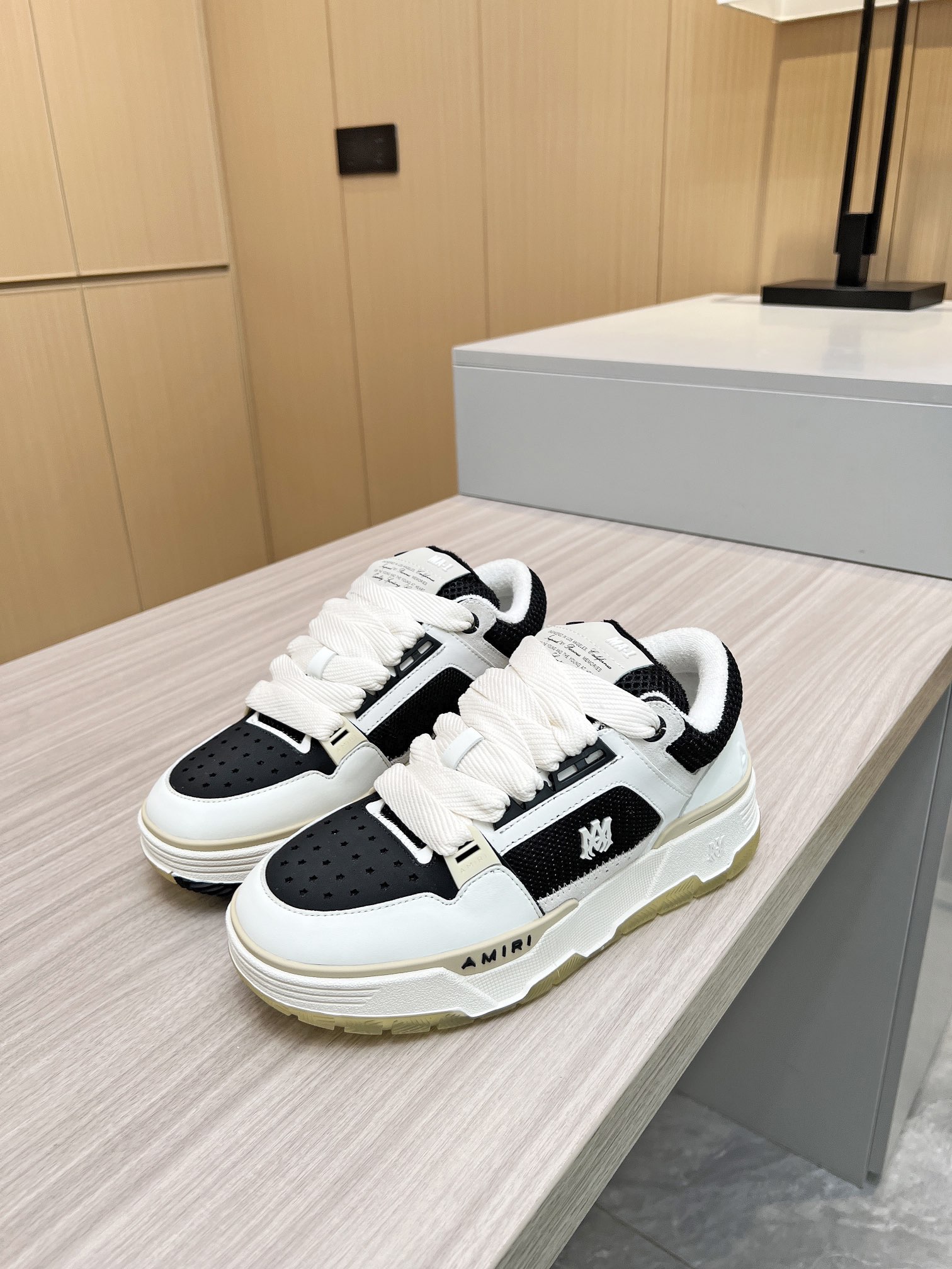 NO:271135,Real-price Amiri spring and summer new MA-1 bread shoes Couple style Casual sports shoes Board shoes Amiri has abandoned the rock punk style in the new season. Use a large number of unsaturated colors, Morandi tones, whether seen or worn, will make people feel very physical and mentally happy. The big tongue of the bread shoes continues, shortening the length of the shoe body, thickening the midsole, and the toe part is more rounded. Amiri's brand letters and MA logo appear on the side of the shoe body Fabric Original custom imported toe layer cowhide   mesh Inner Original custom breathable towel inside Outsole Foaming combination material Thick bottom 4CM Size Women's 35-40 Men's 39-45,,amiri,sneakers,cowhide19860909实价Amiri埃米尔春夏新款MA-1面包鞋 情侣款 休闲 运动鞋 板鞋 Amiri新一季放弃了摇滚朋克的风格 使用了大量不饱和色系,莫兰迪色调,无论是看到还是穿上, 都是会让人非常身心 愉悦 面包鞋的大鞋舌延续了下来,缩短了鞋身的长度,加厚了中底 鞋头部分更加圆润.Amiri的品牌字母和 MA标识出现在鞋身侧面 面料 原版定制进口头层牛皮 网面 内里 原版定制透气毛巾里 大底 发泡组合材质 底厚 4CM Size女款35-40 男款39-45,,amiri,sneakers,cowhide,Men's shoes