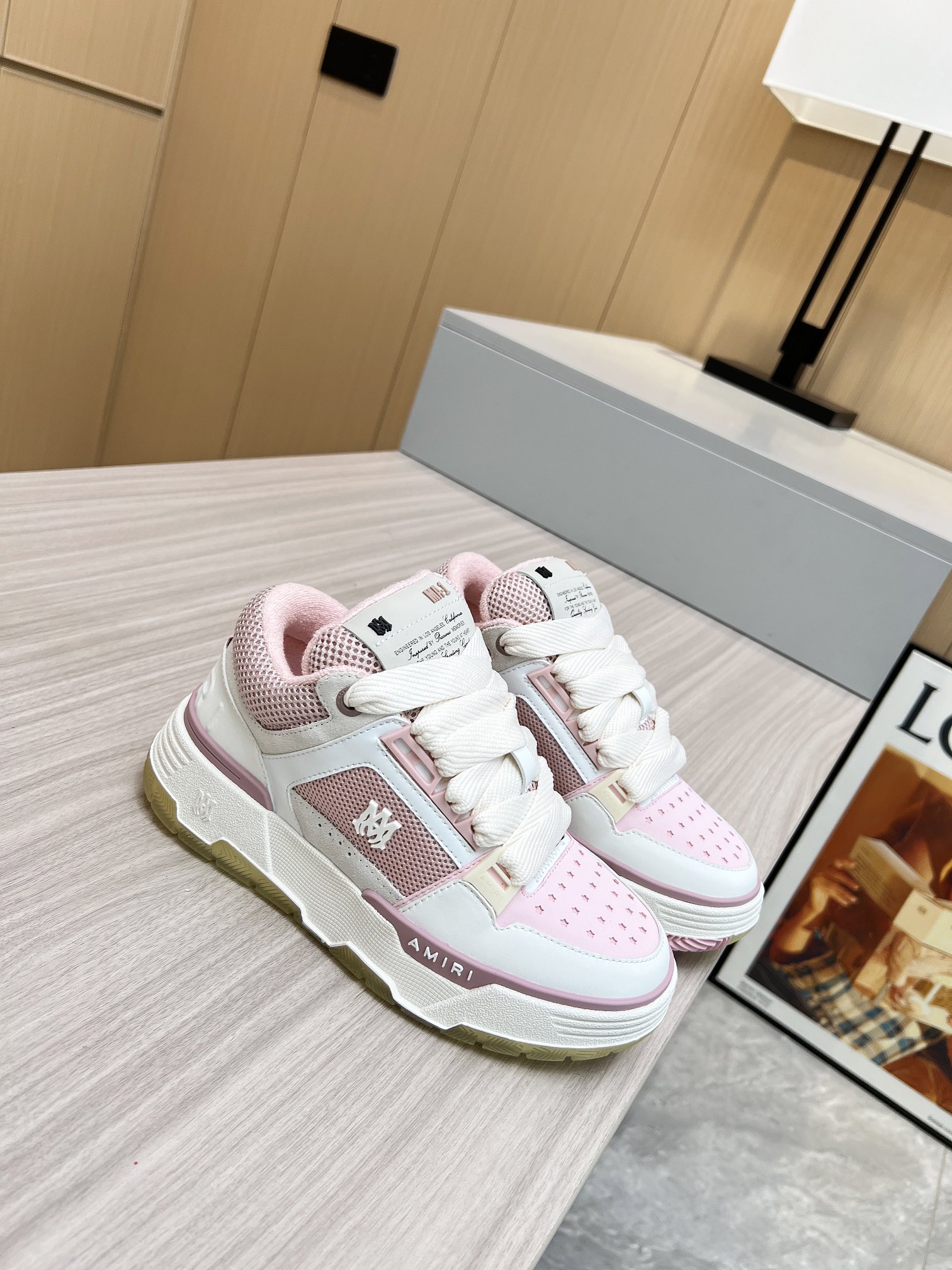 NO:271137,Real-price Amiri spring and summer new MA-1 bread shoes Couple style Casual sports shoes Board shoes Amiri abandons the rock punk style in the new season. Use a large number of unsaturated colors, Morandi tones, whether seen or worn, will make people feel very physical and mentally happy. The big tongue of the bread shoes continues, shortens the length of the shoe body, thickens the midsole, and the toe part is rounder. Amiri's brand letters and MA logo appear on the side of the shoe body Fabric Original custom imported toe layer cowhide   mesh Inner Original custom breathable towel inside Outsole Foaming combination material Thick bottom 4CM Size women's model 35-40,,amiri,sneakers,cowhide19860909实价Amiri埃米尔春夏新款MA-1面包鞋 情侣款 休闲 运动鞋 板鞋 Amiri新一季放弃了摇滚朋克的风格 使用了大量不饱和色系,莫兰迪色调,无论是看到还是穿上, 都是会让人非常身心 愉悦 面包鞋的大鞋舌延续了下来,缩短了鞋身的长度,加厚了中底 鞋头部分更加圆润.Amiri的品牌字母和 MA标识出现在鞋身侧面 面料 原版定制进口头层牛皮 网面 内里 原版定制透气毛巾里 大底 发泡组合材质 底厚 4CM Size女款35-40,,amiri,sneakers,cowhide,Men's shoes