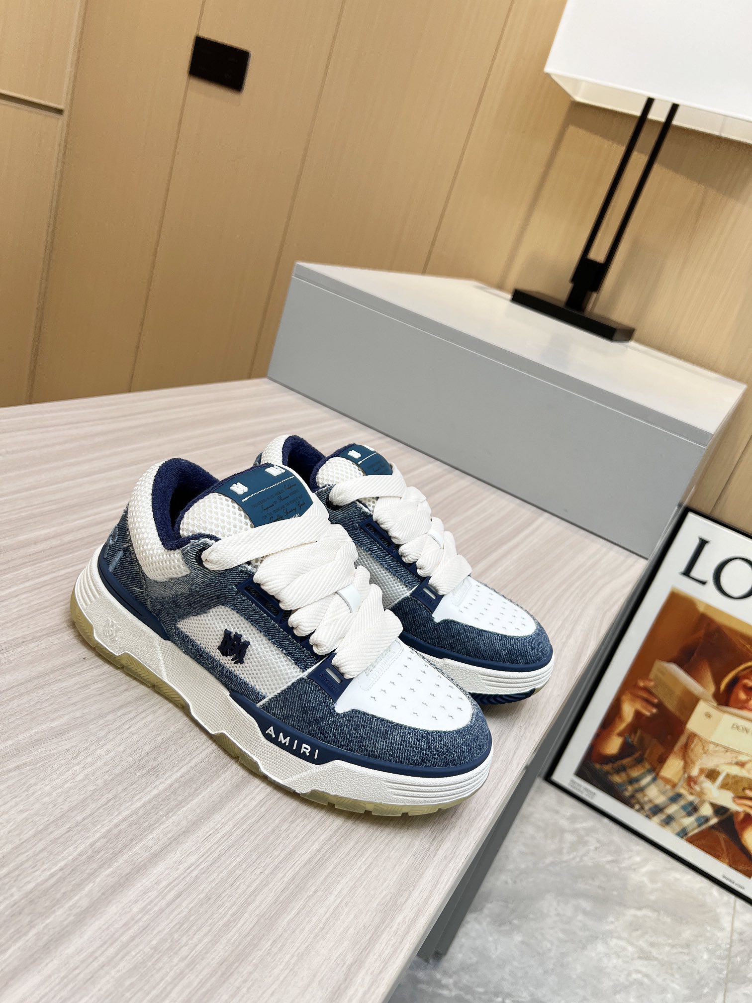 NO:271140,Real-price Amiri spring and summer new MA-1 bread shoes Couple style Casual sports shoes Board shoes Amiri abandons the rock punk style in the new season. Use a large number of unsaturated colors, Morandi tones, whether seen or worn, will make people feel very physical and mentally happy. The big tongue of the bread shoes continues, shortens the length of the shoe body, thickens the midsole, and the toe part is rounder. Amiri's brand letters and MA logo appear on the side of the shoe body Fabric Original custom imported toe layer cowhide   mesh Inner Original custom breathable towel inside Outsole Foaming combination material Thick bottom 4CM Size men's model 39-45,,amiri,sneakers,cowhide19860909实价Amiri埃米尔春夏新款MA-1面包鞋 情侣款 休闲 运动鞋 板鞋 Amiri新一季放弃了摇滚朋克的风格 使用了大量不饱和色系,莫兰迪色调,无论是看到还是穿上, 都是会让人非常身心 愉悦 面包鞋的大鞋舌延续了下来,缩短了鞋身的长度,加厚了中底 鞋头部分更加圆润.Amiri的品牌字母和 MA标识出现在鞋身侧面 面料 原版定制进口头层牛皮 网面 内里 原版定制透气毛巾里 大底 发泡组合材质 底厚 4CM Size男款39-45,,amiri,sneakers,cowhide,Men's shoes