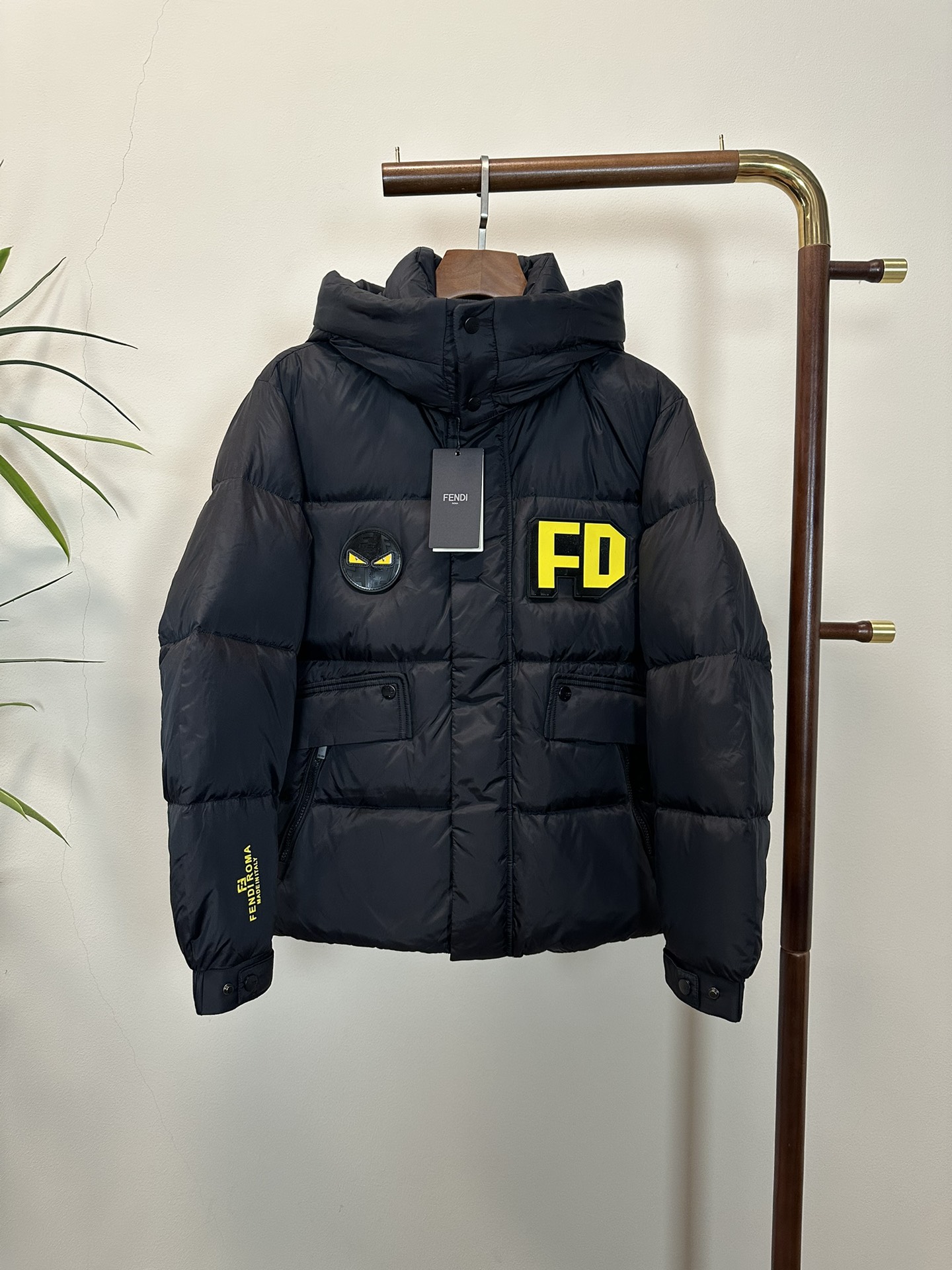 NO:423340,Down jacket (supports after-sales service after-sales service) FD Fendi exclusively for new high-neck hooded down jackets in autumn and winter. Trading companies have a variety of channels and are essential for cooling weather. They can be worn in daily life and outdoor sports. They are wear-resistant, scratch-resistant and easy to manage. The inner is equipped with 90 euro standard high-quality white goose down filling. It is matched with large square quilting technology to create a fluffy and full overall effect, taking into account the strong warm and warm locking effect, so that you are not afraid of the cold outdoor weather in autumn and winter! Size 48-56 Notice height and weight when placing an order, fendi, down jacket, hats, alexander wang19860909羽绒服（支持年后售后） FD 芬迪 独家专供秋冬新款高领连帽羽绒服,贸易公司渠道稀出,降温天气必备的保暖单品,不论是日常还是户外运动都能穿.耐磨防刮易打理,内里配置90欧标优质白鹅绒埴充,在搭配大方格绗缝工艺,打造蓬松饱满的整体效果,兼顾强悍的保暖锁温效果,让你无惧秋冬季寒冷的户外天气! 尺寸 48-56 下单报身高体重,,fendi,down jacket,hats,alexander wang,Men's clothing