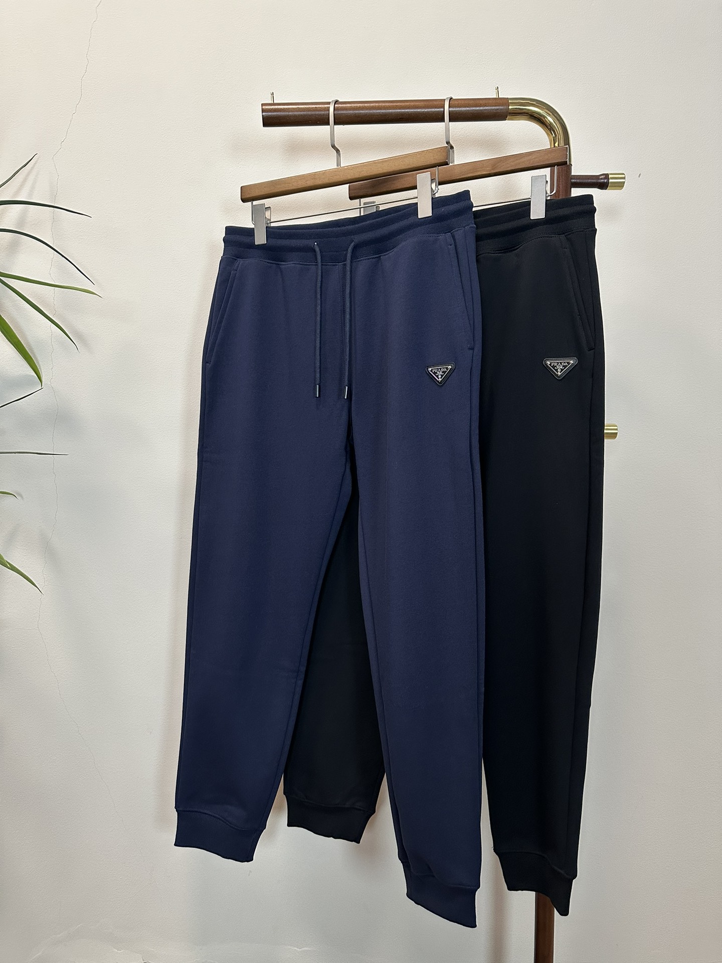 NO:423526,(Support after-sales after-sales service after-sales) PRA Prada autumn and winter new elastic strap casual pants, fleece inside, custom-made fabric for counter, breathable and comfortable, impeccable details, brand elements design concept, reflecting high quality. The feel is delicate and soft!  It is casually cut, with a great upper body style!  Color black dark blue code number, prada, prada, alexander wang19860909（支持年后售后） PRA 普拉达秋冬新款松紧带休闲裤,内里加绒,专柜定制面料 透气舒适度高,细节无可挑剔,品牌元素设计理念,体现高品质.手感细腻柔软！呈现休闲裁剪,上身版型超赞！ 颜色黑色 深蓝 码数,,prada,prada,alexander wang,Men's clothing