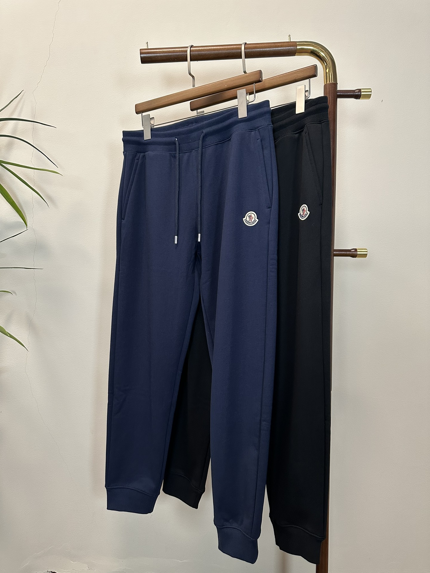 NO:423519,(Supports after-sales service after-sales service after-year) MON masked autumn and winter new elastic strap casual pants, fleece inside, custom-made fabric for counter, breathable and comfortable, impeccable details, brand elements design concept, reflecting high quality. The feel is delicate and soft!  It is casually cut, with a great upper body style!  Color black dark blue yard count, Moncler, alexander wang19860909（支持年后售后） MON 蒙口秋冬新款松紧带休闲裤,内里加绒,专柜定制面料 透气舒适度高,细节无可挑剔,品牌元素设计理念,体现高品质.手感细腻柔软！呈现休闲裁剪,上身版型超赞！ 颜色黑色 深蓝 码数,,Moncler,alexander wang,Men's clothing