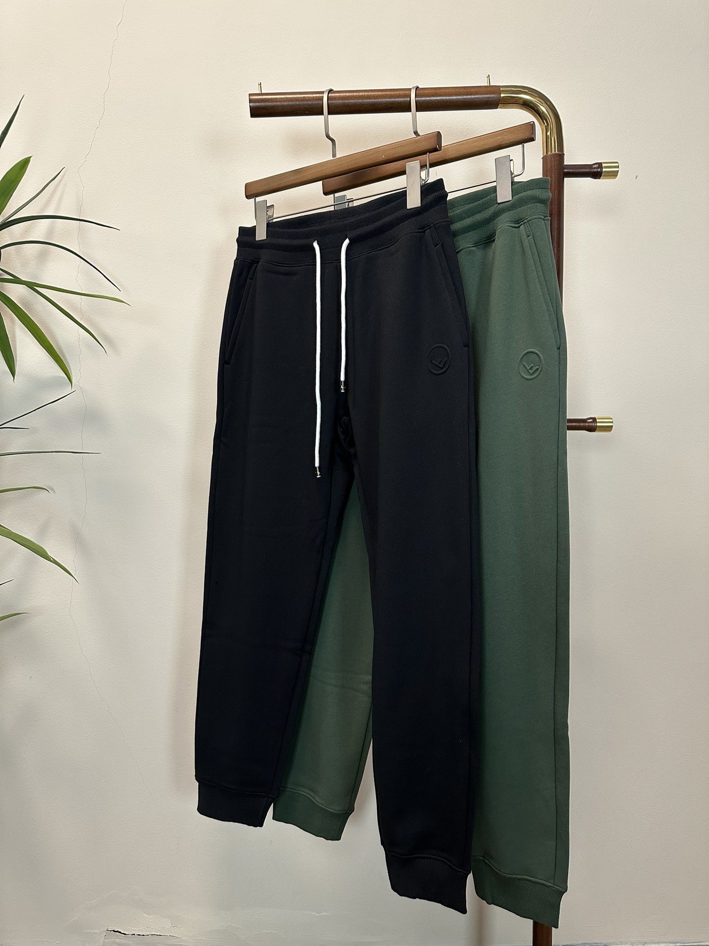 NO:423514,(Support after-sales service after-sales service after-sales) FD Fendi New autumn and winter elastic casual pants, fleece inside, custom-made fabric for counter, breathable and comfortable, impeccable details, brand elements design concept, reflecting high quality. The feel is delicate and soft!  It is casually cut, with a great upper body style!  Color black green code number, fendi,alexander wang19860909（支持年后售后） FD 芬迪 秋冬新款松紧带休闲裤,内里加绒,专柜定制面料 透气舒适度高,细节无可挑剔,品牌元素设计理念,体现高品质.手感细腻柔软！呈现休闲裁剪,上身版型超赞！ 颜色黑色 绿色 码数,,fendi,alexander wang,Men's clothing