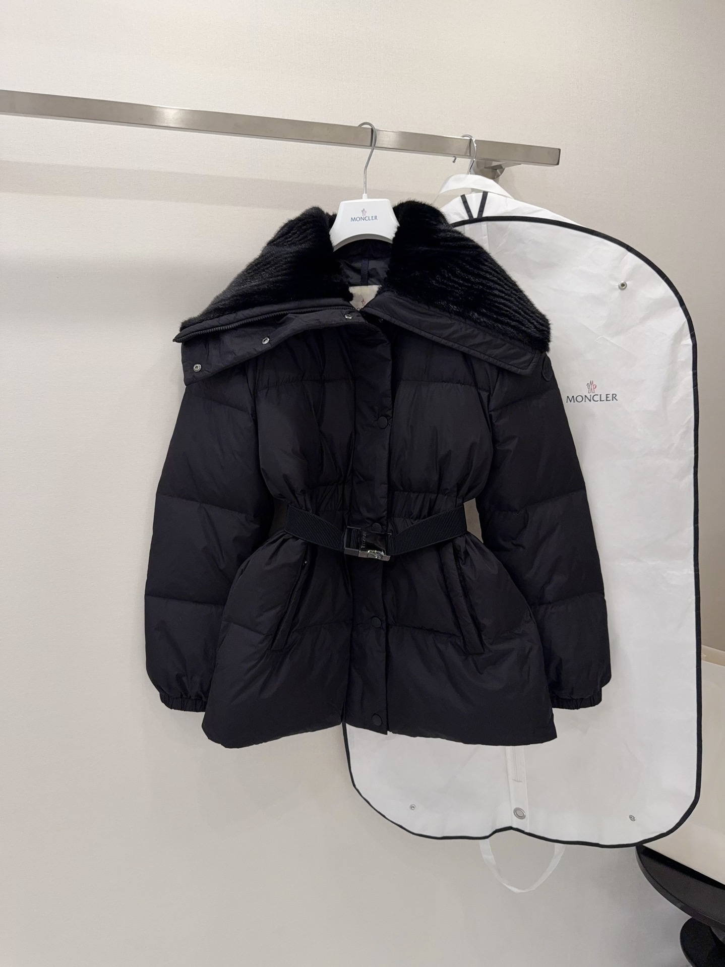 NO:485372,How much is the dustproof bag?  [Wangchai] is his relatively high-priced down jacket. You can take a look at the material and craftsmanship in detail. The same craftsmanship and fabrics are quite delicious compared to the price of Z cabinets~, down jacket, alexander wang19860909配防尘袋ZG多少？[旺柴] 是他家价格相对高的羽绒服 材质、工艺上可以详细看看 同样的工艺、面料 我们的价格和 Z 柜价格相比,还是很香的~,,down jacket,alexander wang,Women's clothing