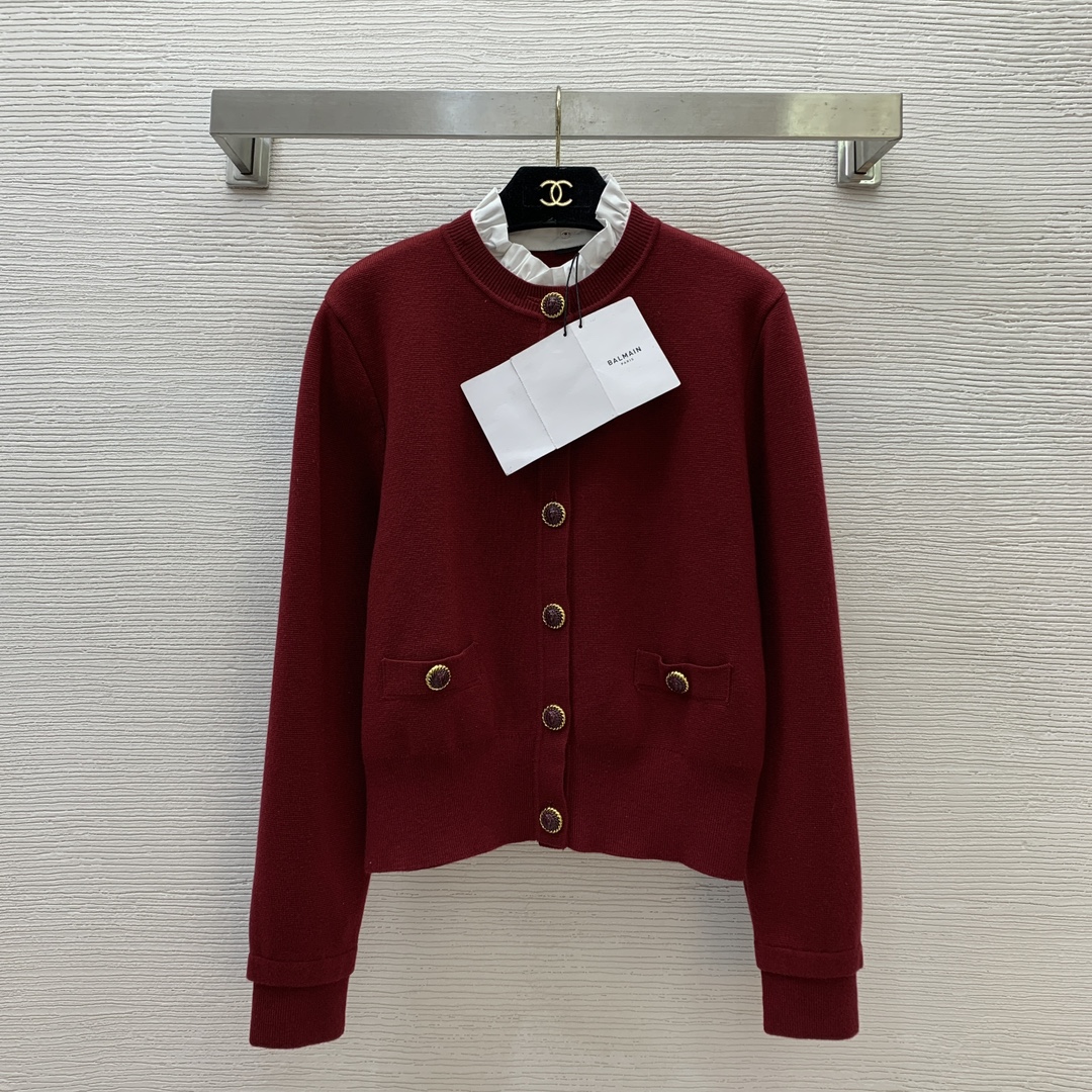 NO:610253,Model No. G24122618 BALMAI*N Balmain's new high-quality customized detachable fungus collar with personalized design, classic threaded lion head buttons, fashionable and versatile long-sleeved knitted cardigan short top!  Red, gray, black, (L size bust 102, sleeve length 61, dress length 54) hair,,balmain,balmain,alexander wang19860909款号G24122618 BALMAI*N巴尔曼新款 高品质定制可拆卸木耳边领子个性设计、经典螺纹狮子头纽扣时尚百搭长袖针织开衫短上衣！红色、灰色、黑色、（L码胸围102,袖长61,衣长54）发,,balmain,balmain,alexander wang,Women's clothing