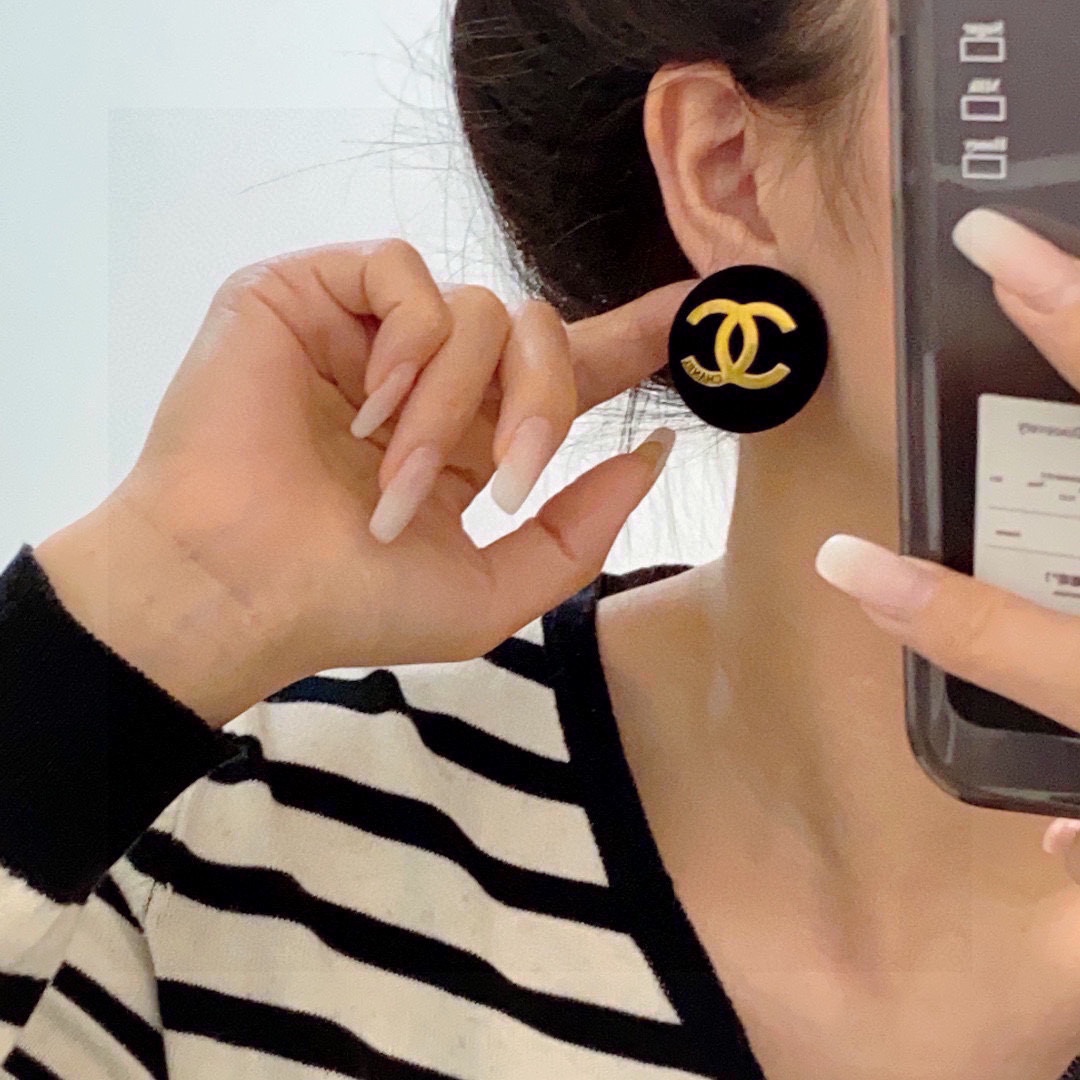 NO:113742,Xiaohongshu recommends Chanel Chanel letter double C autumn and winter plush earrings. Beauty can never beat classics. Chanel in the golden age is the most classic.  It is also the most delicious woman, independent, elegant, charming, intellectual, retro, luxurious, not complicated, classic and versatile, simple but not simple!  925 silver needles, jewelry quality, chanel, chanel, gold19860909小红书推荐Chanel香奈Chanel字母双C秋冬款毛绒耳钉 美丽永远敌不过经典 黄金时期的香奈就是最经典．也是最有味道的 女人独立优雅魅力知性复古奢华不繁复 双C经典百搭 简约不简单！925银针,饰品精品,chanel,chanel,gold,Jewelry
