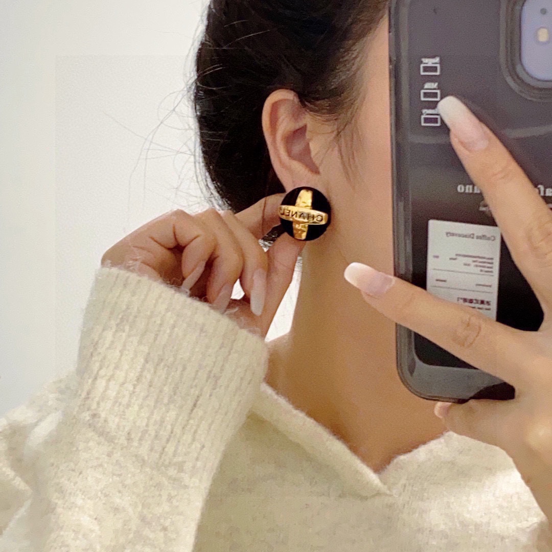 NO:110260,Chanel's medieval style, double C high-end plush autumn and winter style earrings, beauty can never beat classics, and Chanel in the golden age is the most classic.  It is also the most delicious woman independent, elegant, charming, intellectual, and medieval, luxurious, not complicated, dual C classic and versatile, simple, not simple, 925 silver needles, jewelry fine, chanel, gold19860909香奈儿 中古款 字母双C高版本毛绒秋冬款耳钉 美丽永远敌不过经典 黄金时期的香奈就是最经典．也是最有味道的 女人独立优雅魅力知性中古 奢华不繁复 双C经典百搭 简约不简单925银针,饰品精品,chanel,gold,Jewelry