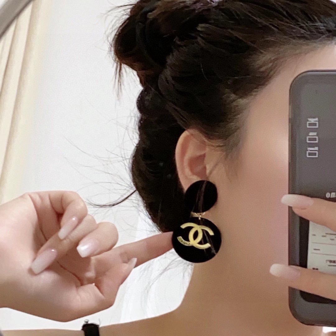 NO:110263,Xiaohongshu recommends Chanel Chanel letter double C autumn and winter plush earrings. Beauty can never beat classics. Chanel in the golden age is the most classic.  It is also the most delicious woman, independent, elegant, charming, intellectual, retro, luxurious, not complicated, classic and versatile, simple but not simple!  925 silver needles, jewelry quality, chanel, chanel, gold19860909小红书推荐Chanel香奈Chanel字母双C秋冬款毛绒耳钉 美丽永远敌不过经典 黄金时期的香奈就是最经典．也是最有味道的 女人独立优雅魅力知性复古奢华不繁复 双C经典百搭 简约不简单！925银针,饰品精品,chanel,chanel,gold,Jewelry