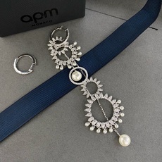 aPm不对称太阳垂坠珍珠长耳环 配耳圈,手工微镶白色氧化锆石,淡水珍珠 以这款不对称太阳吊坠耳环让造型更 aPm不对称太阳垂坠珍珠长耳环 配耳圈,手工微镶白色氧化锆石,淡水珍珠 以这款不对称太阳吊坠耳环让造型更