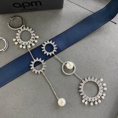 aPm不对称太阳垂坠珍珠长耳环 配耳圈,手工微镶白色氧化锆石,淡水珍珠 以这款不对称太阳吊坠耳环让造型更 aPm不对称太阳垂坠珍珠长耳环 配耳圈,手工微镶白色氧化锆石,淡水珍珠 以这款不对称太阳吊坠耳环让造型更