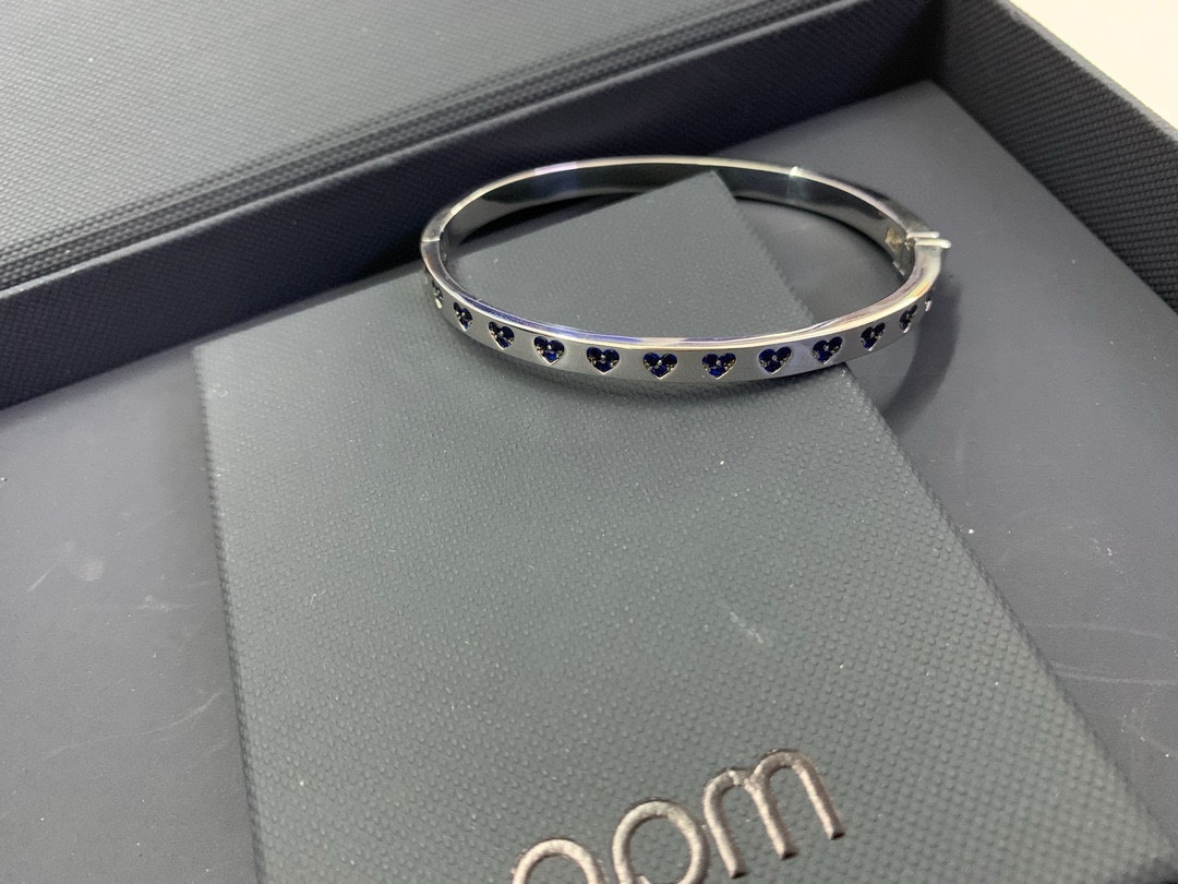 P105 Apm 蓝银爱心手镯个性高级手饰新品浪漫礼物送女友。