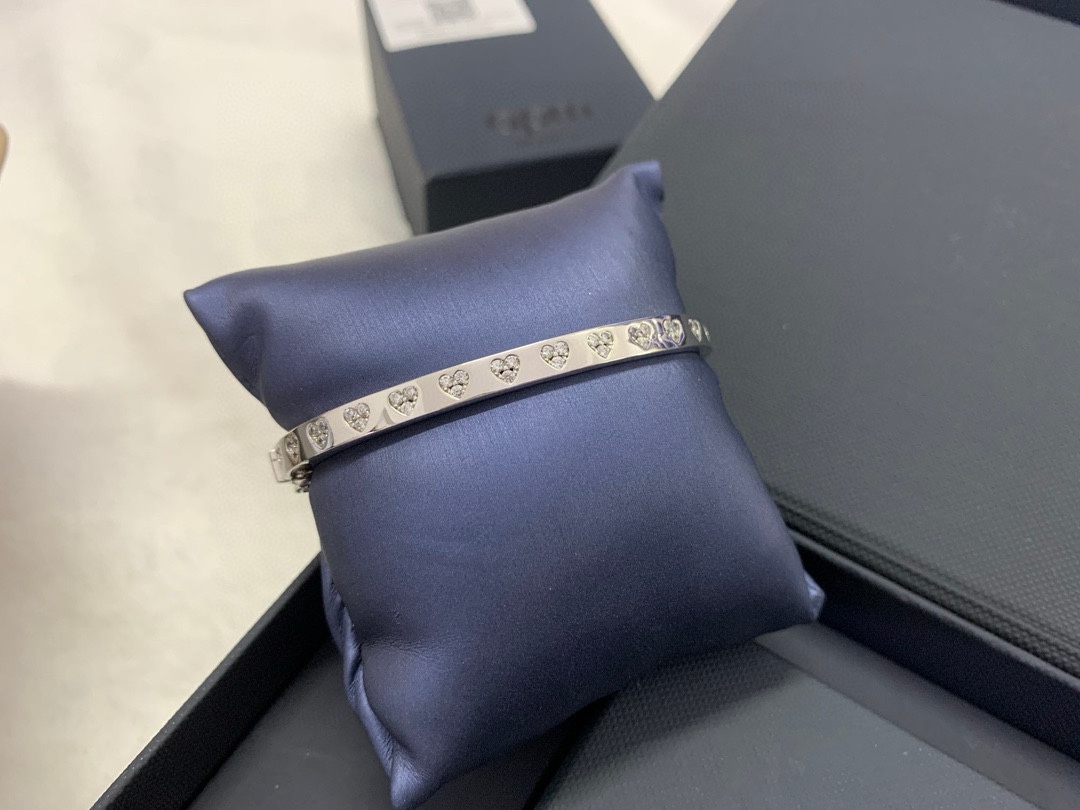 P105 Apm 蓝银爱心手镯个性高级手饰新品浪漫礼物送女友。