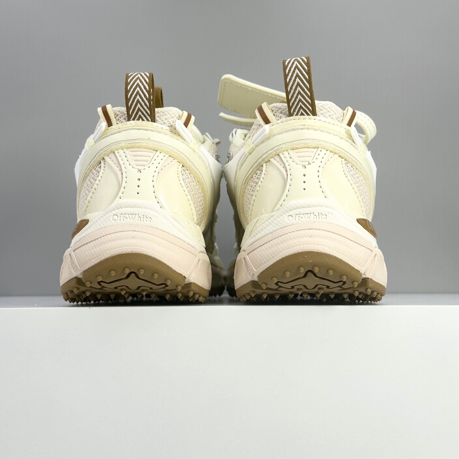 Off-White Vintage Runner Sneakers: Lightweight, Breathable, and Durable 7 a1735218308169 3564