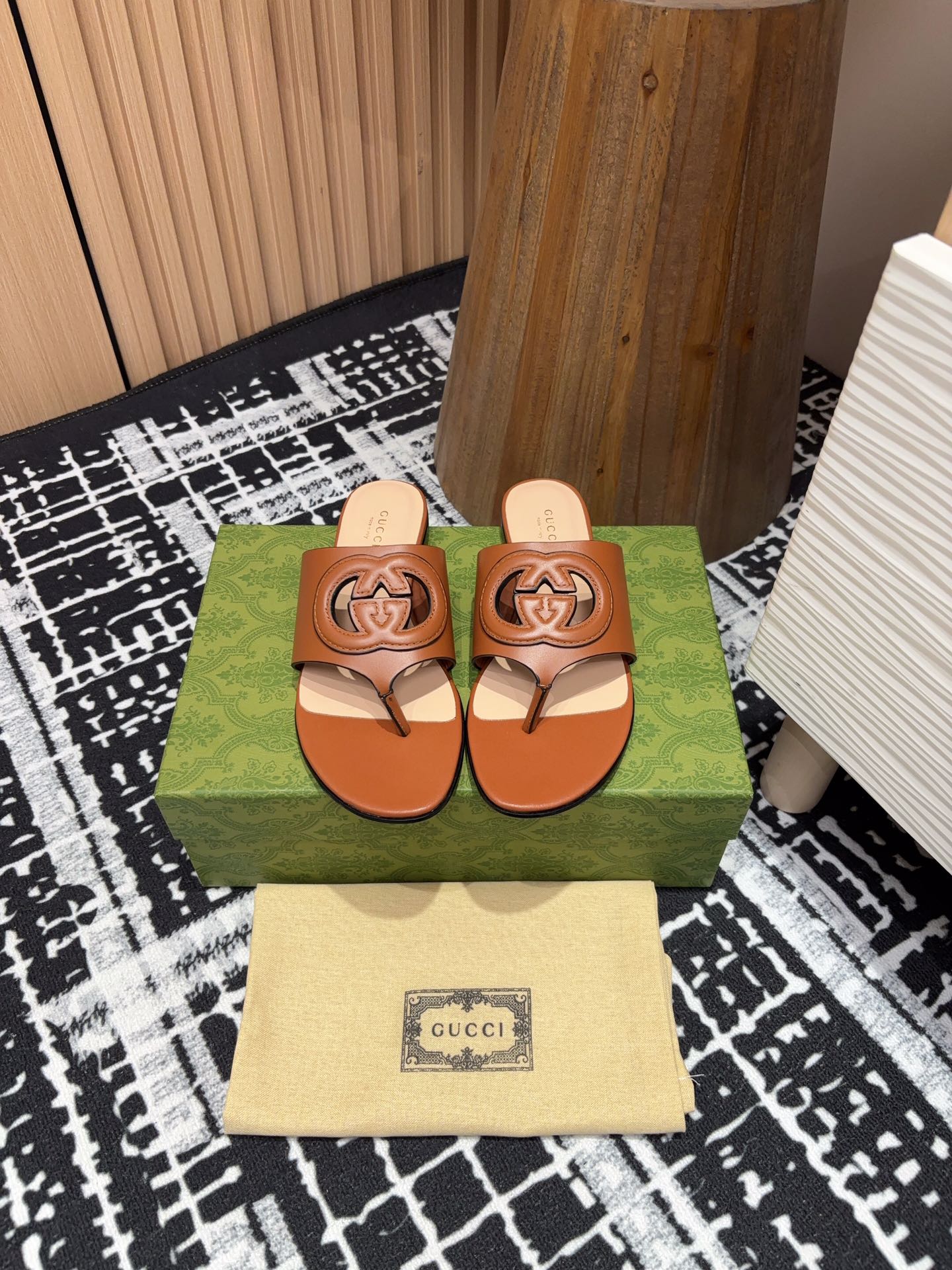 NO:165941,- 25Ss new Gucci double G hollow clip-toe herringbone sandals This item is from the Gucci Lido series, and the design is inspired by the summer style and beach club on the Italian coast. Taking inspiration from the 1970s collection design that injects glory into the brand, the interlocking double G is renovated with large hollow details on this leather slipper. Upper lambskin inner sheepskin sole genuine leather sole size 35-39 (40, 41, 42 custom-made non-return and exchange), slippers, gucci, slippers, sheepskin19860909- 25Ss新款Gucci双Ｇ镂空夹趾人字凉拖鞋 这款单品出自Gucci Lido系列,设计灵感源自意大利海岸的夏日风情和海滩俱乐部.从为品牌注入荣光的20世纪70年代典藏设计中撷取灵感,互扣式双G在这款皮革拖鞋上以大号镂空细节焕新呈现. 鞋面小羊皮 内里羊皮内里 鞋底真皮鞋底 码数35-39（40,41,42定制不退换）,拖鞋,gucci,slippers,sheepskin,Women's Shoes