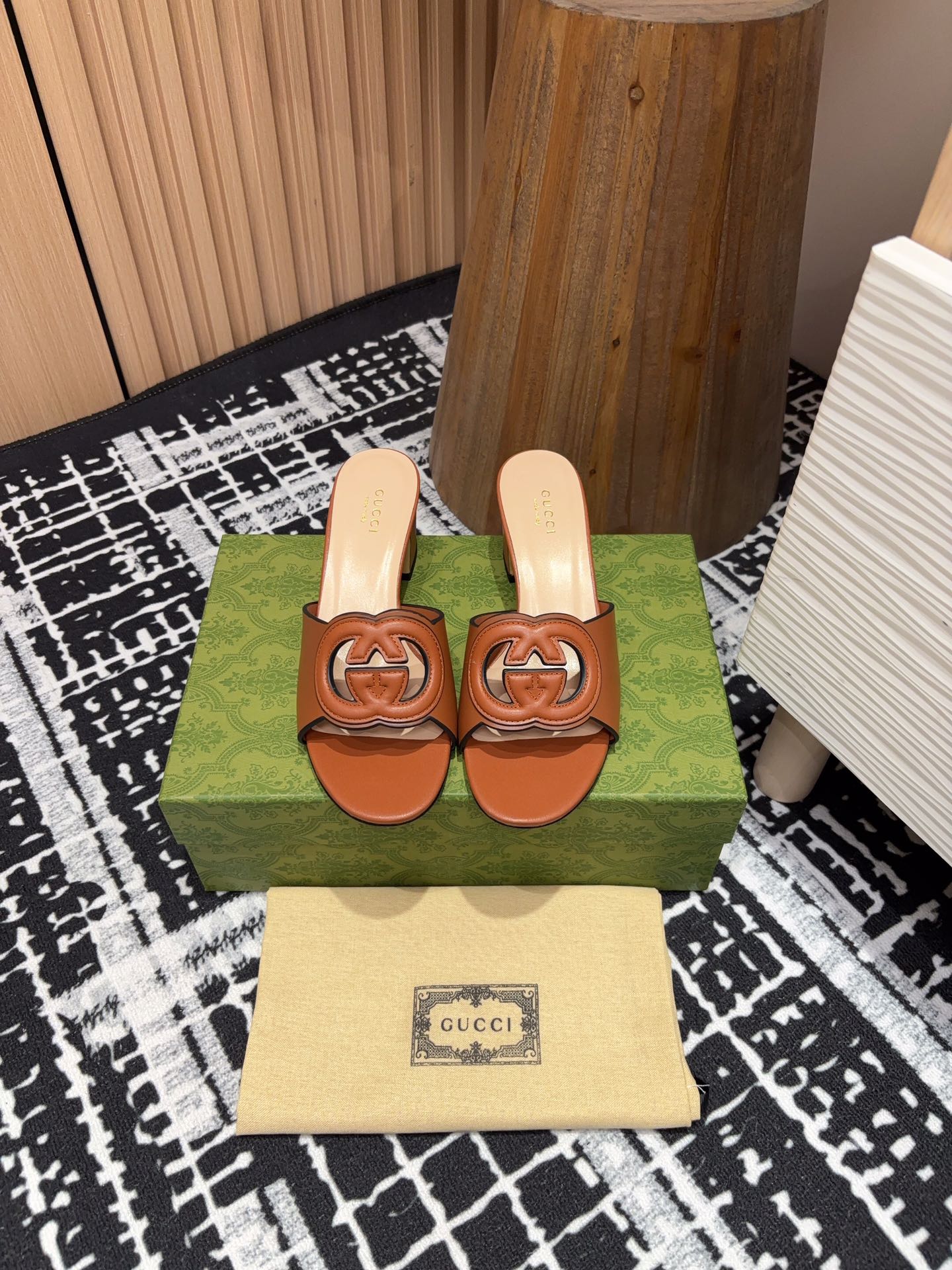 NO:165943,- 25Ss new Gucci double G hollow thick heel sandals This item is from the Gucci Lido series, and the design is inspired by the summer style and beach club on the Italian coast. Taking inspiration from the 1970s collection design that injects glory into the brand, the interlocking double G is renovated with large hollow details on this leather slipper. Upper lambskin inner sheepskin inner heel height about 6cm sole genuine leather sole size 35-39 (40, 41, 42 custom-made non-return and exchange), slippers, gucci, slippers, sheepskin19860909- 25Ss新款Gucci双Ｇ镂空粗跟凉拖鞋 这款单品出自Gucci Lido系列,设计灵感源自意大利海岸的夏日风情和海滩俱乐部.从为品牌注入荣光的20世纪70年代典藏设计中撷取灵感,互扣式双G在这款皮革拖鞋上以大号镂空细节焕新呈现. 鞋面小羊皮 内里羊皮内里 跟高约6cm 鞋底真皮鞋底 码数35-39（40,41,42定制不退换）,拖鞋,gucci,slippers,sheepskin,Women's Shoes