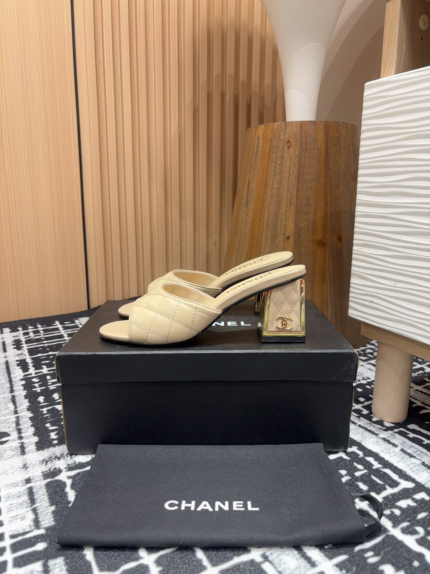 NO:165945,- 25Ss Spring and Summer New Diamond Metal Heel Slippers, a versatile sandals that are not greasy to wear. A super classic style, casual and exquisite, and a sure-hold temperament. This year's beautiful spring and summer bonus treasure!  Upper lambskin diamond craftsmanship inner lining sheepskin heel height 6.5cm sole Italian leather outsole size 35-39 (40, 41, 42 custom made without return), slippers, slippers, sheepskin, Leather soles19860909- 25Ss春夏新款菱格金属粗跟拖鞋 穿不腻的百搭凉拖 超经典的一款 休闲中带着精致 气质拿捏稳妥 今年春夏绝美加分宝藏！ 鞋面小羊皮菱格工艺 内里羊皮内里 跟高6.5cm 鞋底意大利真皮大底 码数35-39（40,41,42定制不退换）,拖鞋,slippers,sheepskin,Leather soles,Women's Shoes