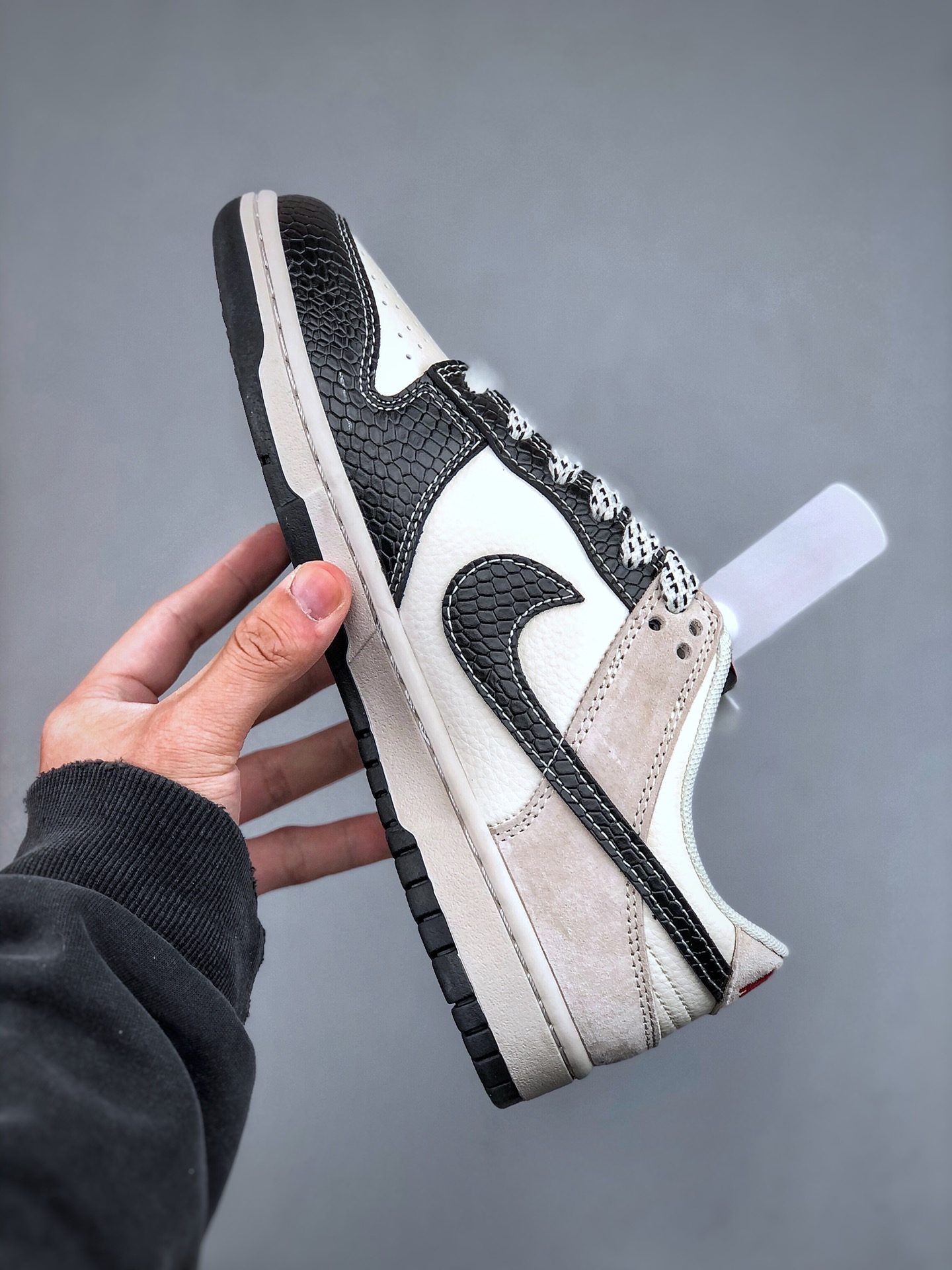 Low-top casual sneaker silhouette - Comprehensive 2