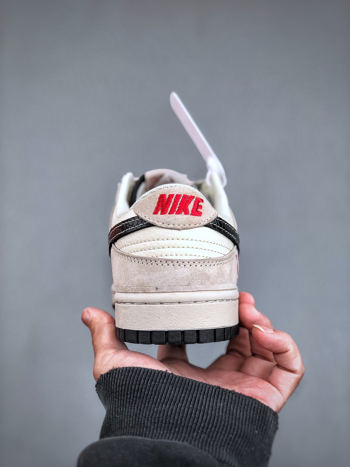 Low-top casual sneaker silhouette - Comprehensive 7