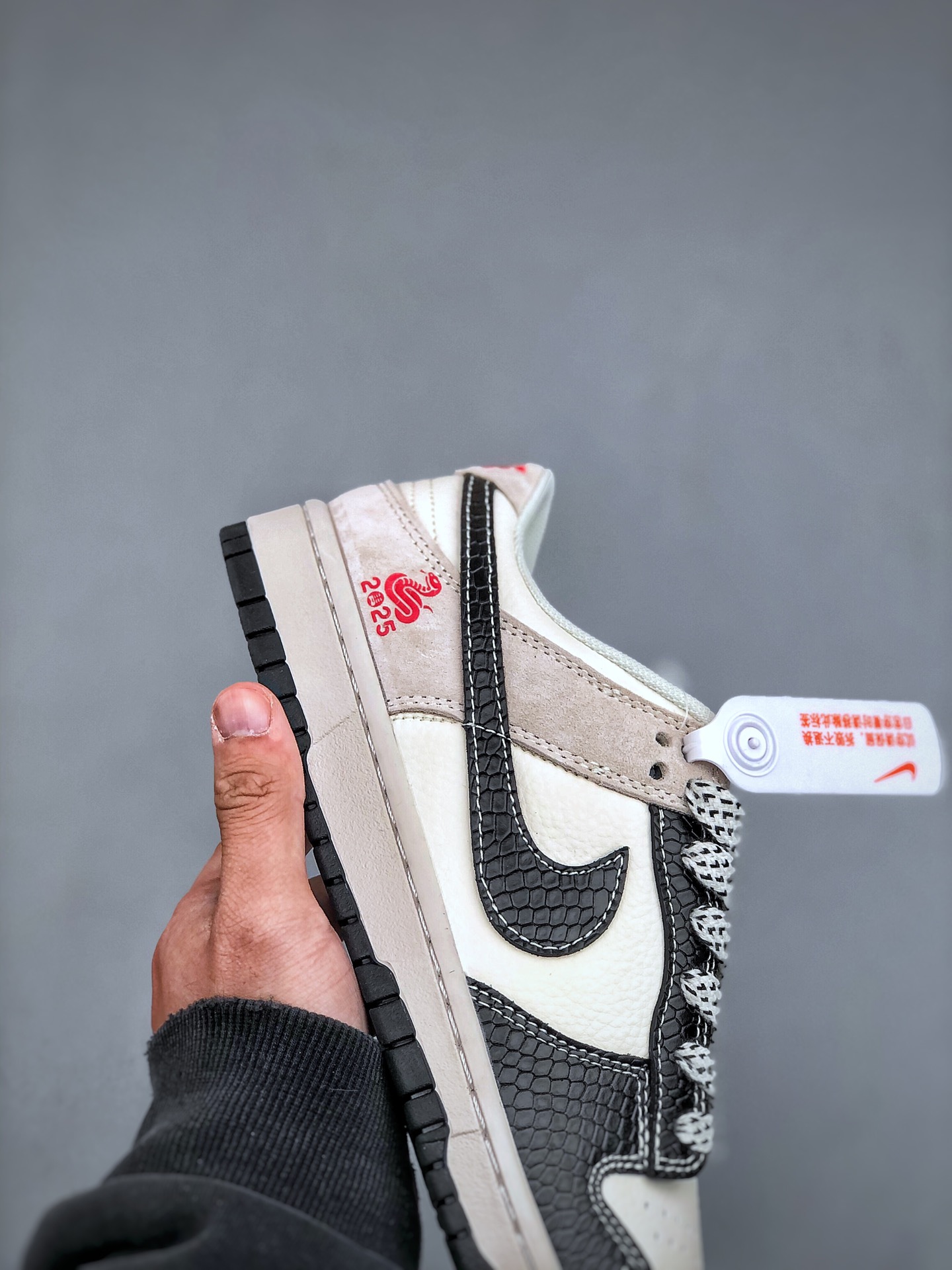 Low-top casual sneaker silhouette - Comprehensive 6