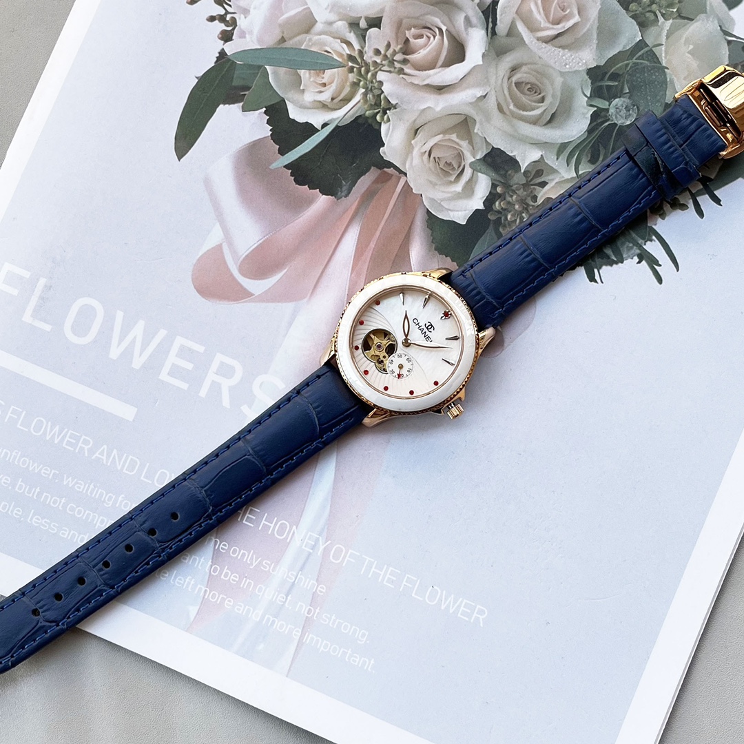 “3D Stereo Effects Highlight Water Drills Above Petals in Luxurious Female 35mm” - 图片 6