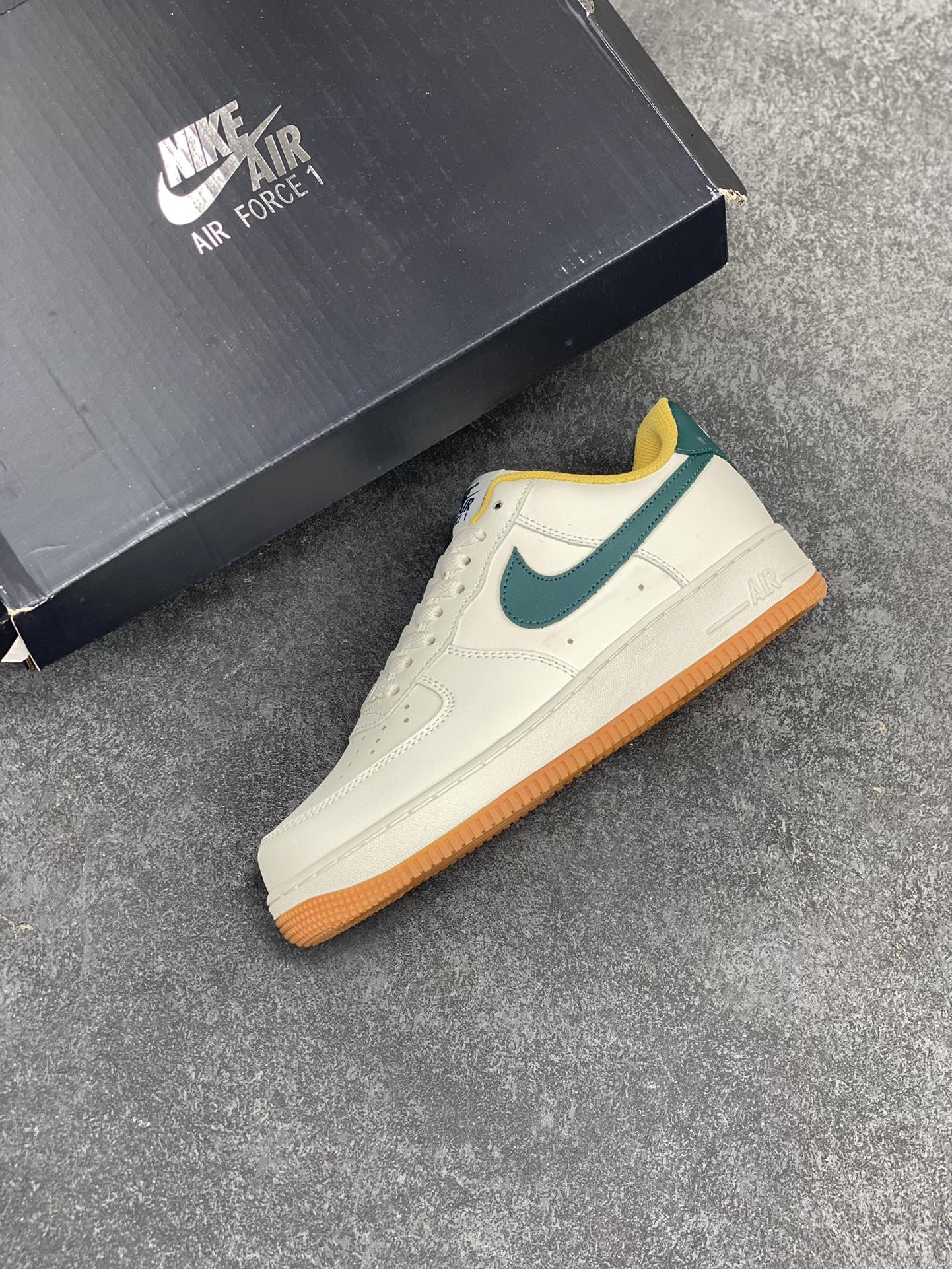 图片[7]-Nike Air Force 1 Low 白绿勾生胶 空军一号低帮运动休闲板鞋 原楦头原纸板 打造纯正空军版型 专注外贸渠道 全掌内置蜂窝气垫 原盒配件 原厂中底钢印、拉帮完美 货号：FD9063-111 尺码：36 36.5 37.5 38 38.5 39 40 40.5 41 42 42.5 43 44 44.5 45-选品中心