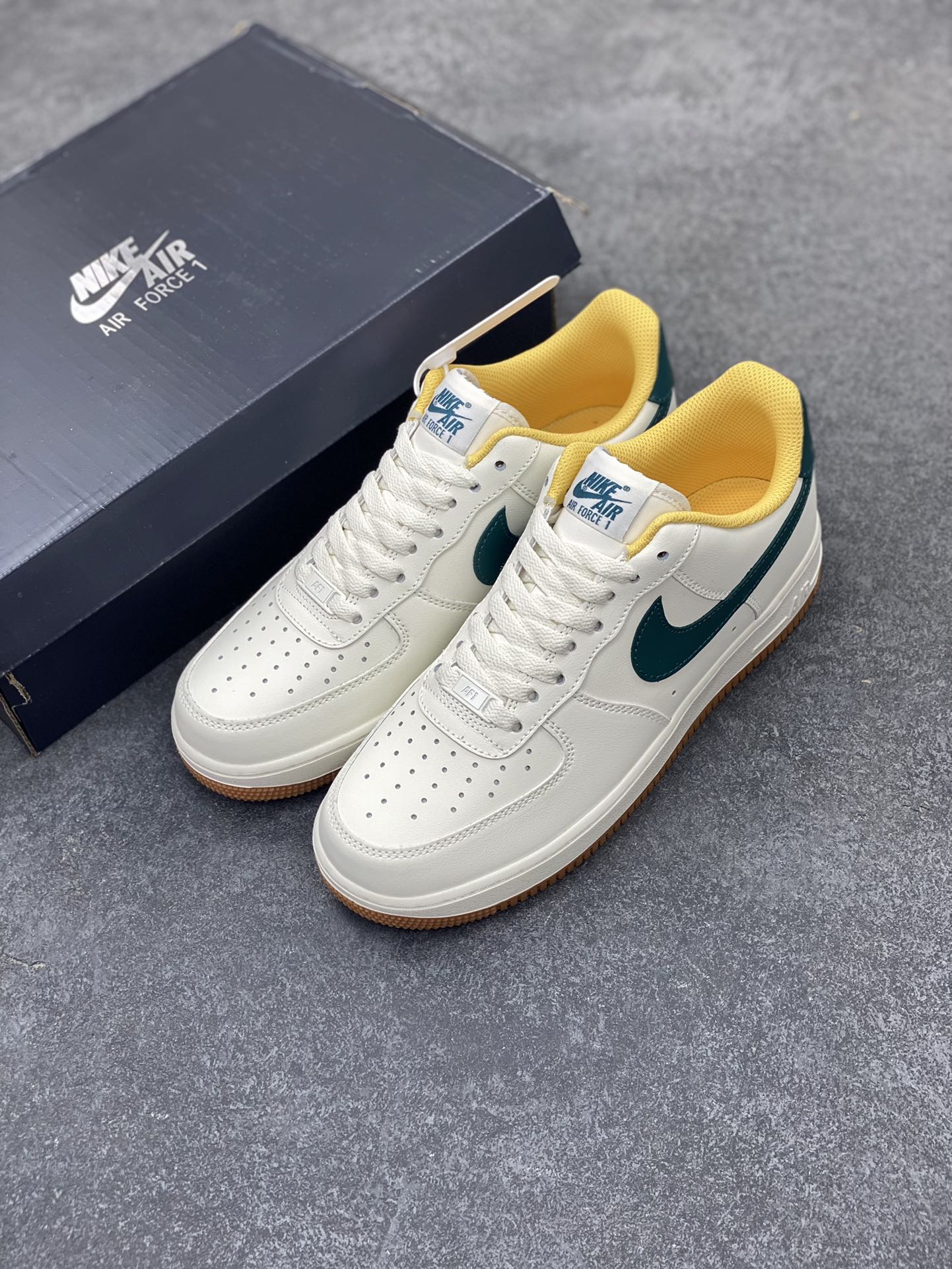 图片[8]-Nike Air Force 1 Low 白绿勾生胶 空军一号低帮运动休闲板鞋 原楦头原纸板 打造纯正空军版型 专注外贸渠道 全掌内置蜂窝气垫 原盒配件 原厂中底钢印、拉帮完美 货号：FD9063-111 尺码：36 36.5 37.5 38 38.5 39 40 40.5 41 42 42.5 43 44 44.5 45-选品中心