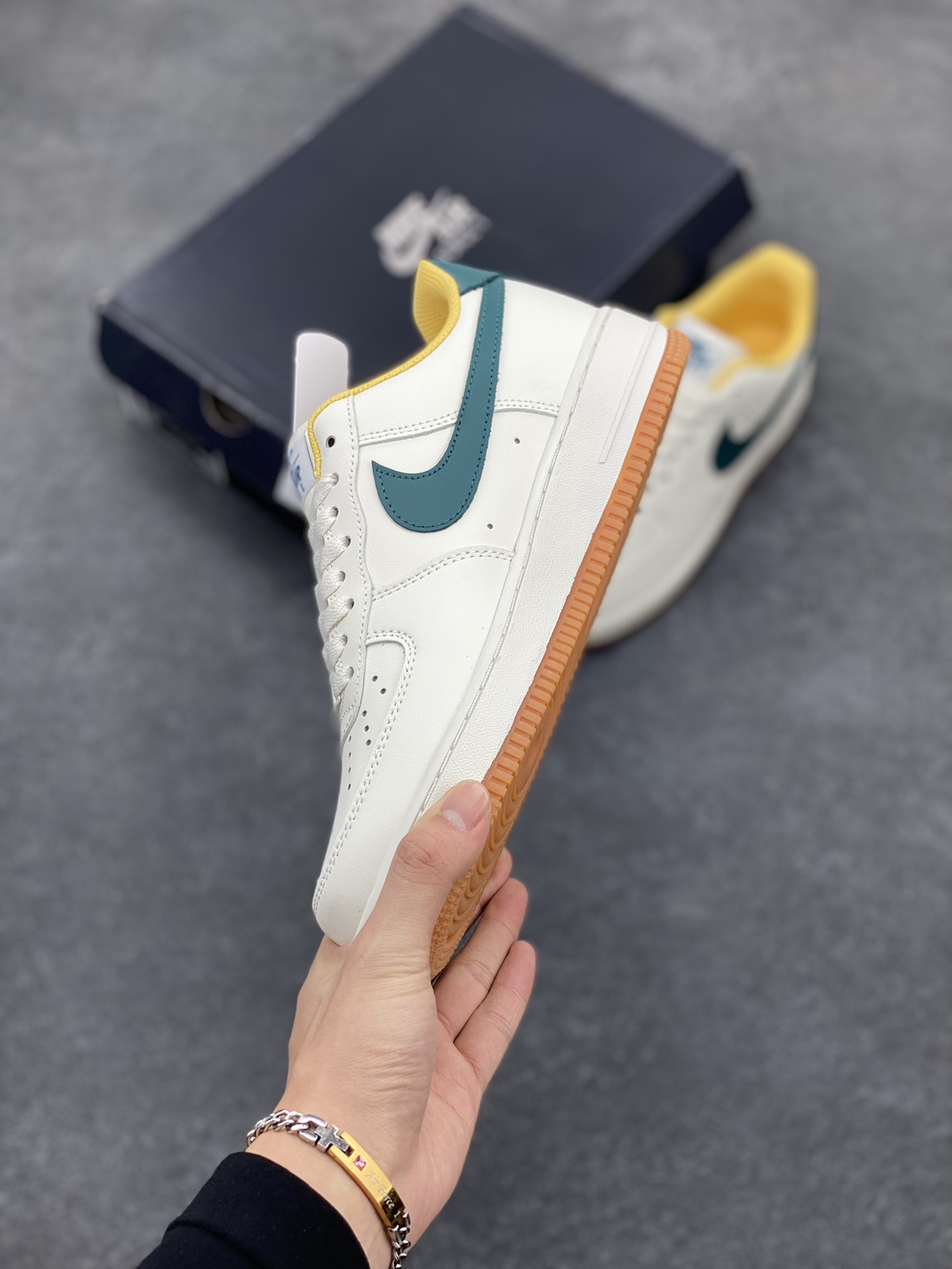 图片[3]-Nike Air Force 1 Low 白绿勾生胶 空军一号低帮运动休闲板鞋 原楦头原纸板 打造纯正空军版型 专注外贸渠道 全掌内置蜂窝气垫 原盒配件 原厂中底钢印、拉帮完美 货号：FD9063-111 尺码：36 36.5 37.5 38 38.5 39 40 40.5 41 42 42.5 43 44 44.5 45-选品中心