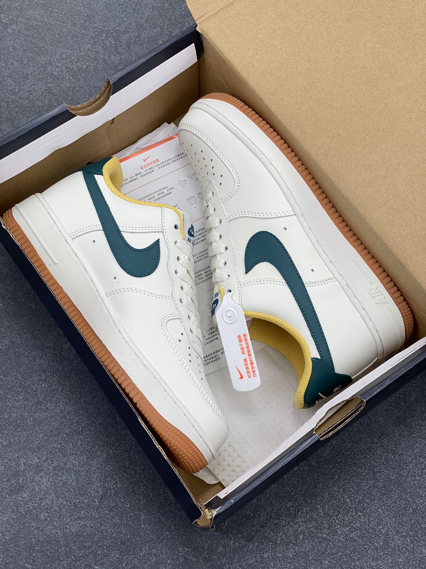 图片[9]-Nike Air Force 1 Low 白绿勾生胶 空军一号低帮运动休闲板鞋 原楦头原纸板 打造纯正空军版型 专注外贸渠道 全掌内置蜂窝气垫 原盒配件 原厂中底钢印、拉帮完美 货号：FD9063-111 尺码：36 36.5 37.5 38 38.5 39 40 40.5 41 42 42.5 43 44 44.5 45-选品中心
