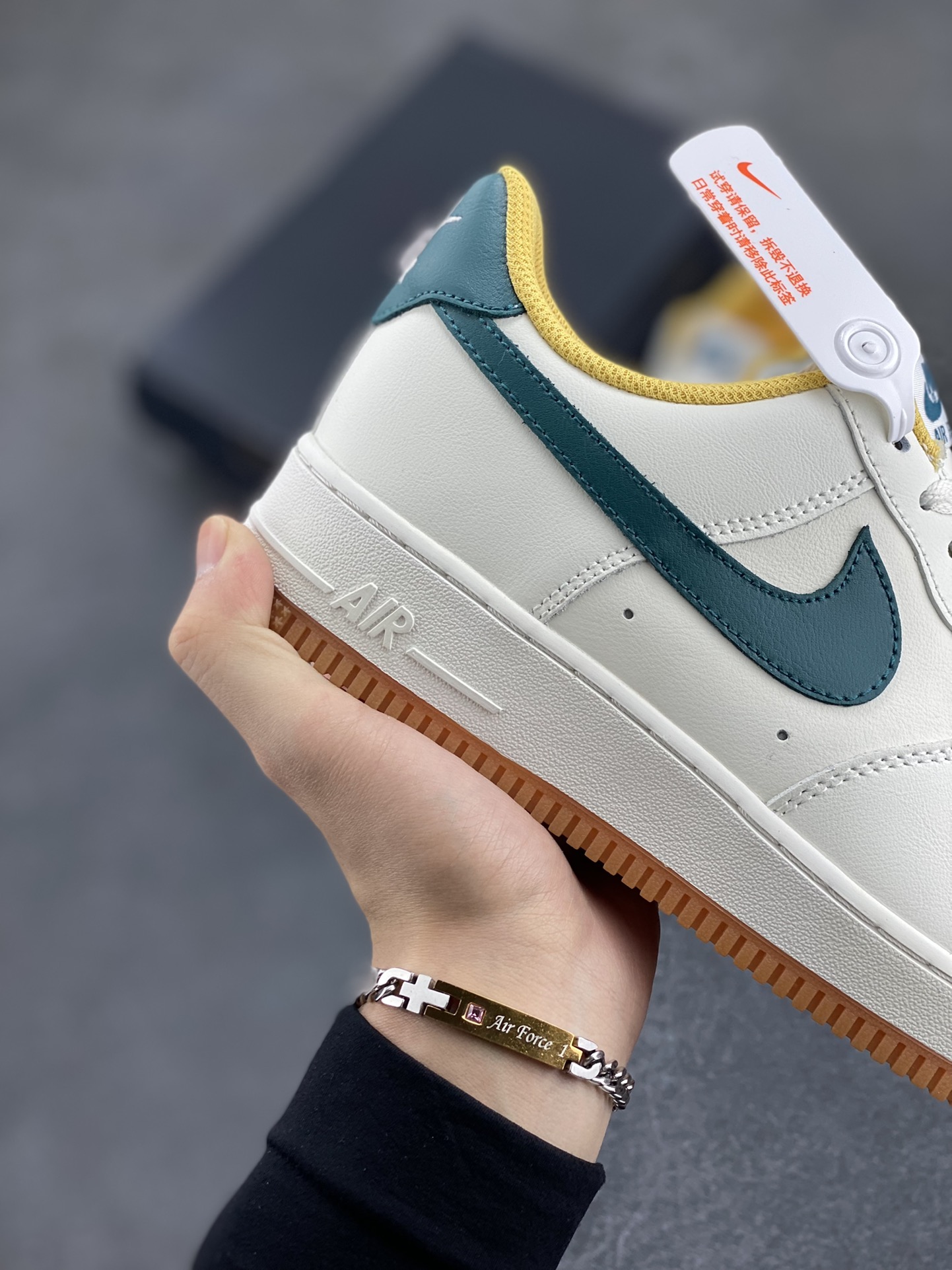 图片[6]-Nike Air Force 1 Low 白绿勾生胶 空军一号低帮运动休闲板鞋 原楦头原纸板 打造纯正空军版型 专注外贸渠道 全掌内置蜂窝气垫 原盒配件 原厂中底钢印、拉帮完美 货号：FD9063-111 尺码：36 36.5 37.5 38 38.5 39 40 40.5 41 42 42.5 43 44 44.5 45-选品中心