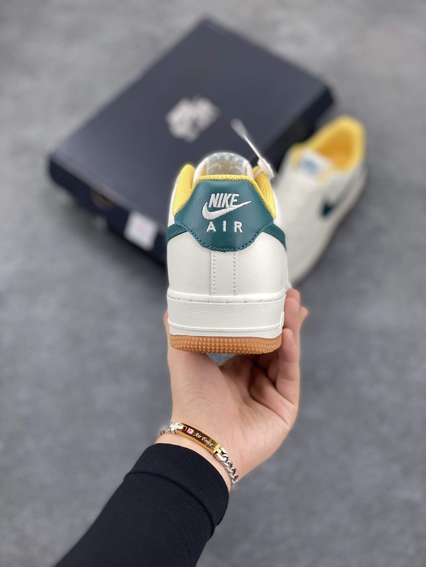 图片[4]-Nike Air Force 1 Low 白绿勾生胶 空军一号低帮运动休闲板鞋 原楦头原纸板 打造纯正空军版型 专注外贸渠道 全掌内置蜂窝气垫 原盒配件 原厂中底钢印、拉帮完美 货号：FD9063-111 尺码：36 36.5 37.5 38 38.5 39 40 40.5 41 42 42.5 43 44 44.5 45-选品中心