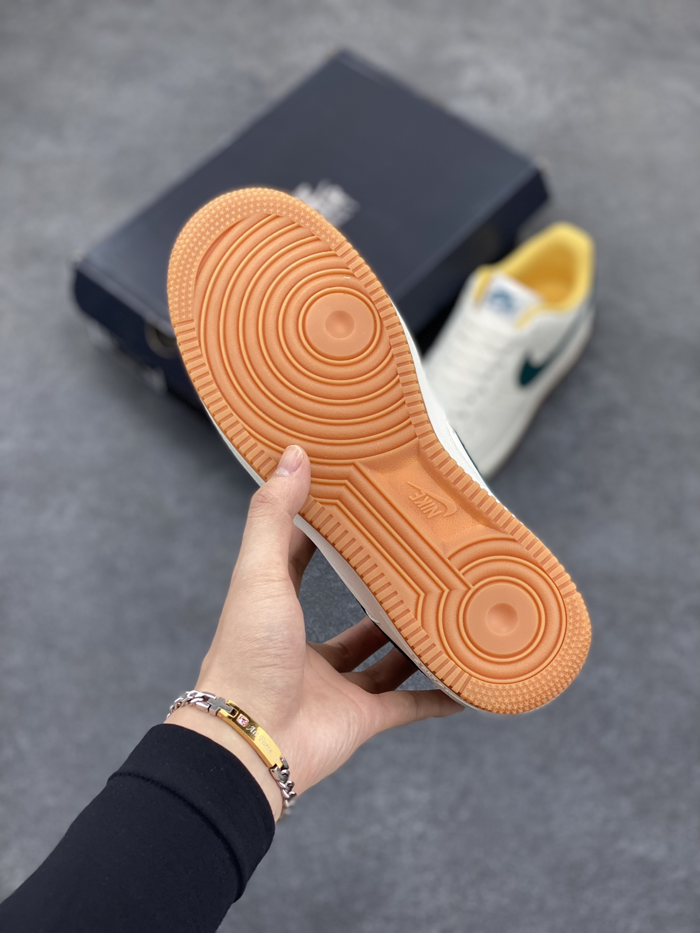 图片[5]-Nike Air Force 1 Low 白绿勾生胶 空军一号低帮运动休闲板鞋 原楦头原纸板 打造纯正空军版型 专注外贸渠道 全掌内置蜂窝气垫 原盒配件 原厂中底钢印、拉帮完美 货号：FD9063-111 尺码：36 36.5 37.5 38 38.5 39 40 40.5 41 42 42.5 43 44 44.5 45-选品中心