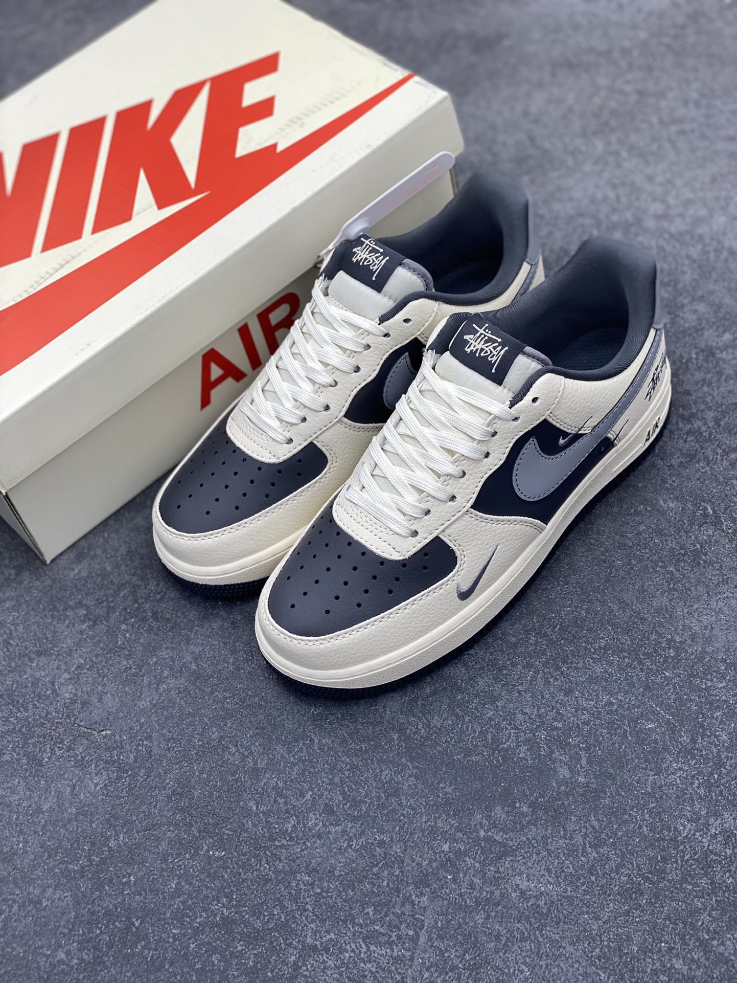 图片[8]-NIke Air Force 1 \’07 Low “斯图西联名——米灰三小勾”空军一号 低帮 运动鞋 休闲鞋 折边针车 工艺难度大 原楦头原纸板 原装鞋盒 定制五金配件 内置全掌气垫 原厂鞋底 货号：KK1988-037 尺码：36 36.5 37.5 38 38.5 39 40 40.5 41 42 42.5 43 44 44.5 45-选品中心
