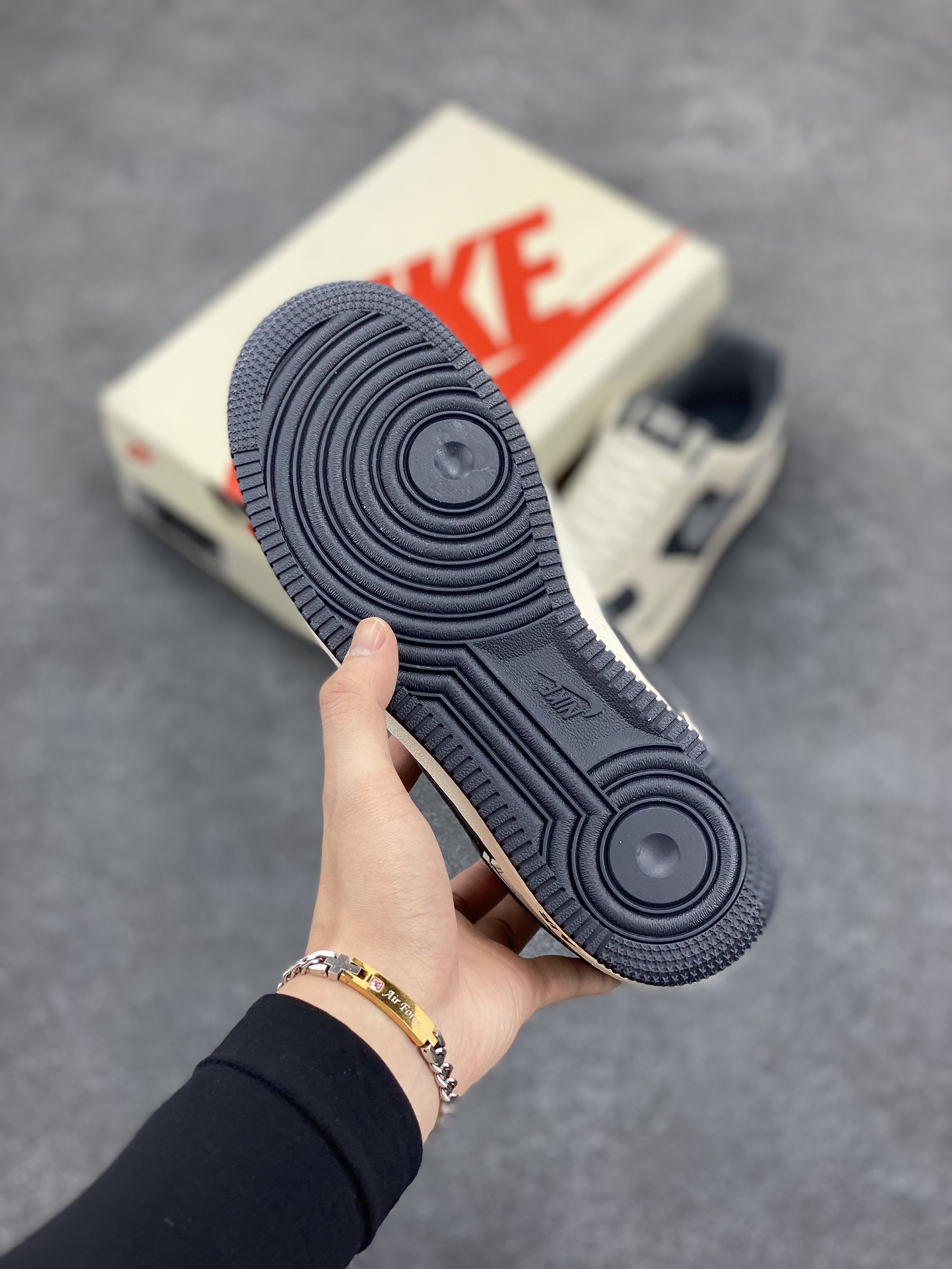 图片[5]-NIke Air Force 1 \’07 Low “斯图西联名——米灰三小勾”空军一号 低帮 运动鞋 休闲鞋 折边针车 工艺难度大 原楦头原纸板 原装鞋盒 定制五金配件 内置全掌气垫 原厂鞋底 货号：KK1988-037 尺码：36 36.5 37.5 38 38.5 39 40 40.5 41 42 42.5 43 44 44.5 45-选品中心