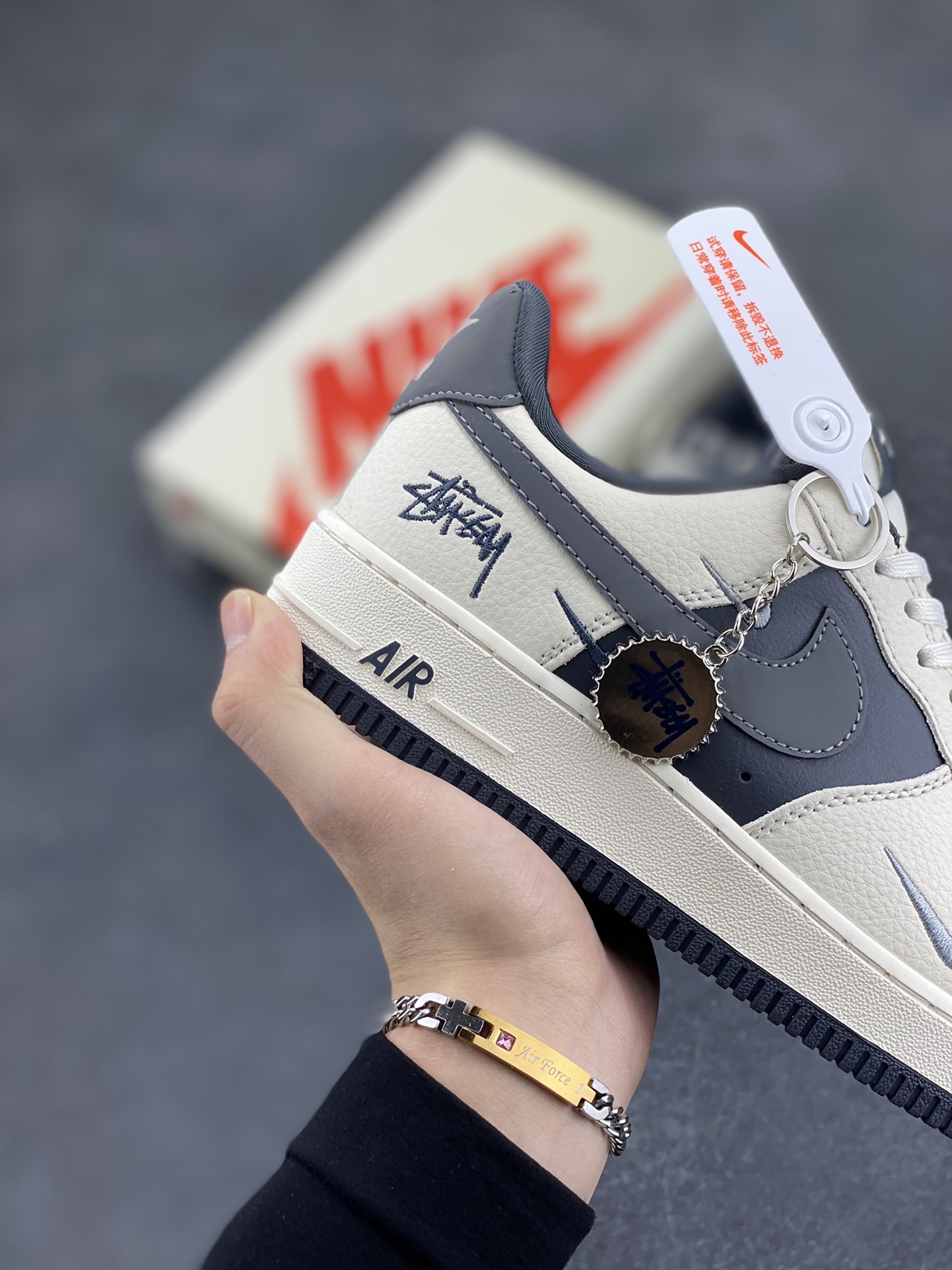 图片[6]-NIke Air Force 1 \’07 Low “斯图西联名——米灰三小勾”空军一号 低帮 运动鞋 休闲鞋 折边针车 工艺难度大 原楦头原纸板 原装鞋盒 定制五金配件 内置全掌气垫 原厂鞋底 货号：KK1988-037 尺码：36 36.5 37.5 38 38.5 39 40 40.5 41 42 42.5 43 44 44.5 45-选品中心