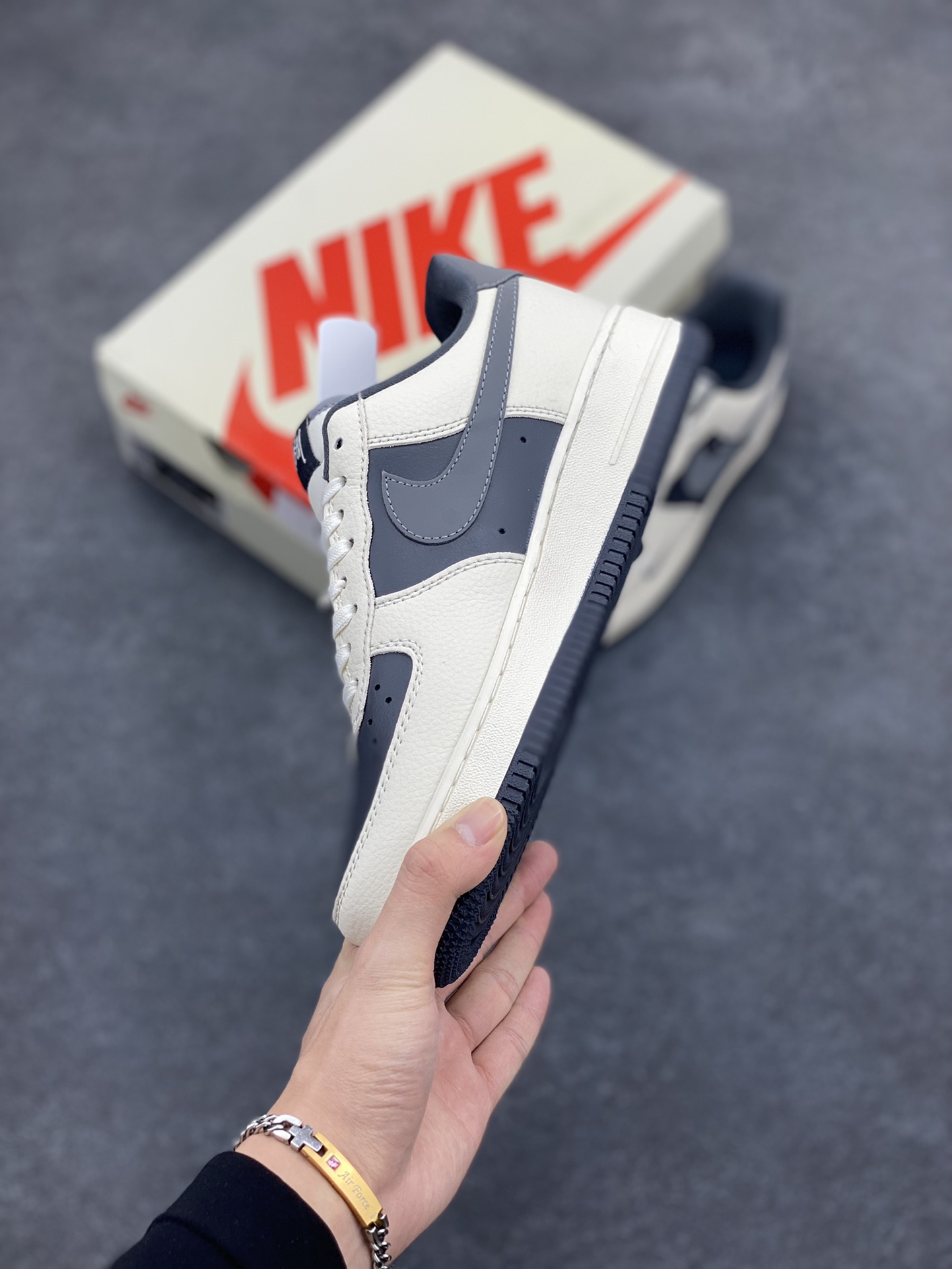 图片[3]-NIke Air Force 1 \’07 Low “斯图西联名——米灰三小勾”空军一号 低帮 运动鞋 休闲鞋 折边针车 工艺难度大 原楦头原纸板 原装鞋盒 定制五金配件 内置全掌气垫 原厂鞋底 货号：KK1988-037 尺码：36 36.5 37.5 38 38.5 39 40 40.5 41 42 42.5 43 44 44.5 45-选品中心