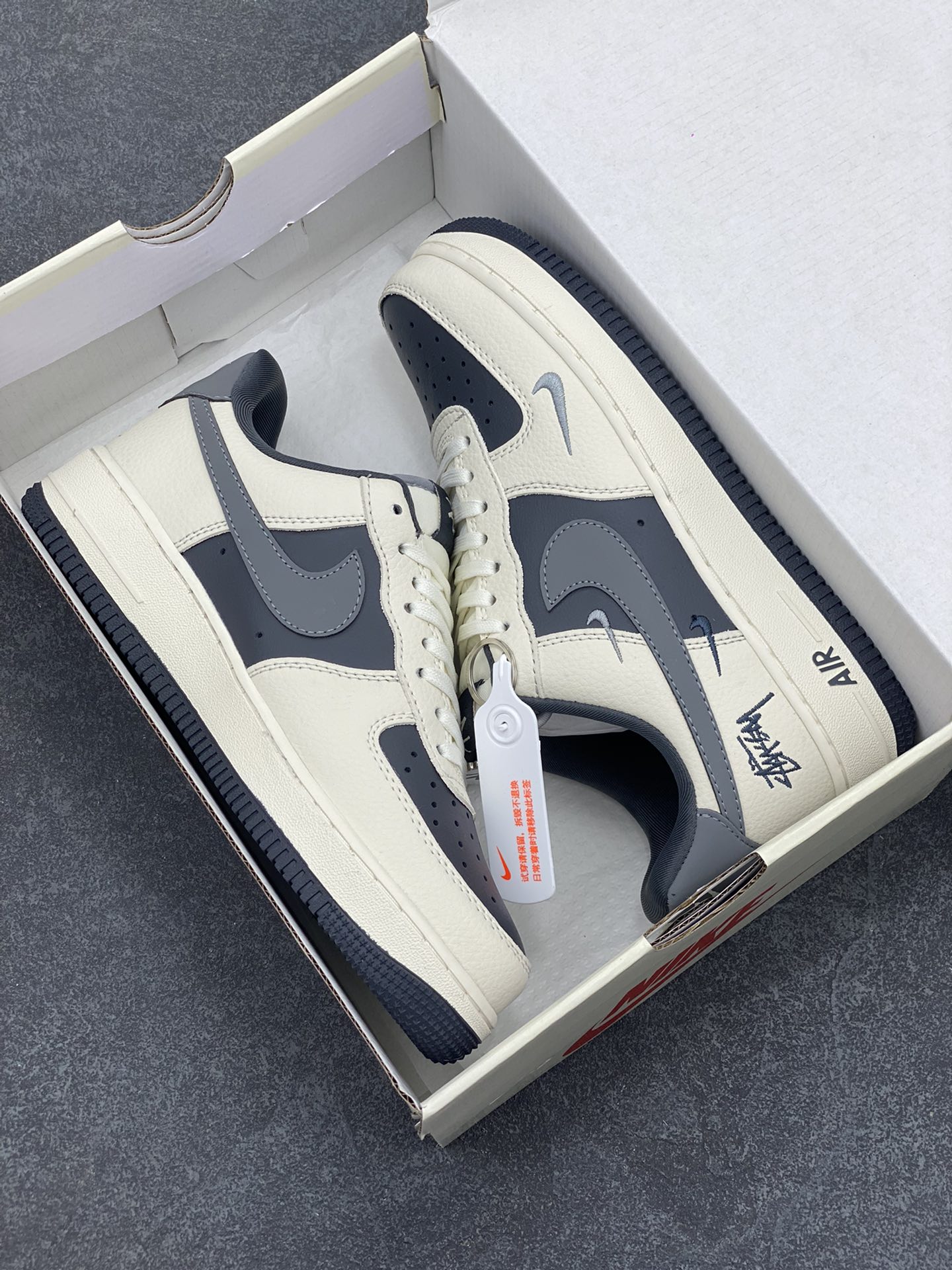 图片[9]-NIke Air Force 1 \’07 Low “斯图西联名——米灰三小勾”空军一号 低帮 运动鞋 休闲鞋 折边针车 工艺难度大 原楦头原纸板 原装鞋盒 定制五金配件 内置全掌气垫 原厂鞋底 货号：KK1988-037 尺码：36 36.5 37.5 38 38.5 39 40 40.5 41 42 42.5 43 44 44.5 45-选品中心