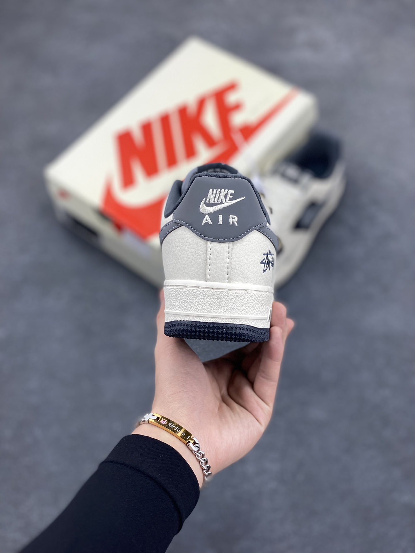 图片[4]-NIke Air Force 1 \’07 Low “斯图西联名——米灰三小勾”空军一号 低帮 运动鞋 休闲鞋 折边针车 工艺难度大 原楦头原纸板 原装鞋盒 定制五金配件 内置全掌气垫 原厂鞋底 货号：KK1988-037 尺码：36 36.5 37.5 38 38.5 39 40 40.5 41 42 42.5 43 44 44.5 45-选品中心