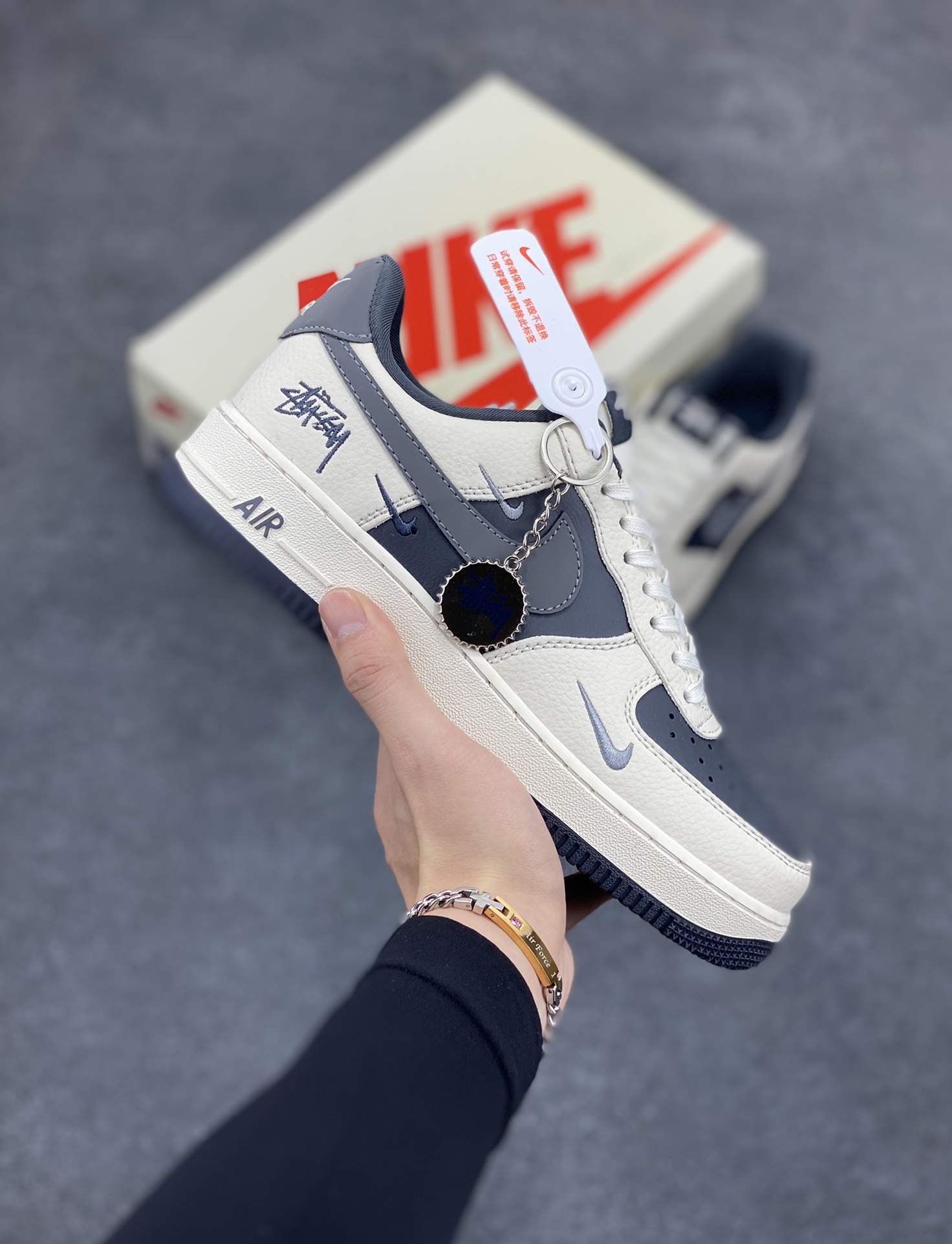 NIke Air Force 1 \’07 Low “斯图西联名——米灰三小勾”空军一号 低帮 运动鞋 休闲鞋 折边针车 工艺难度大 原楦头原纸板 原装鞋盒 定制五金配件 内置全掌气垫 原厂鞋底 货号:KK1988-037 尺码:36 36.5 37.5 38 38.5 39 40 40.5 41 42 42.5 43 44 44.5 45-选品中心