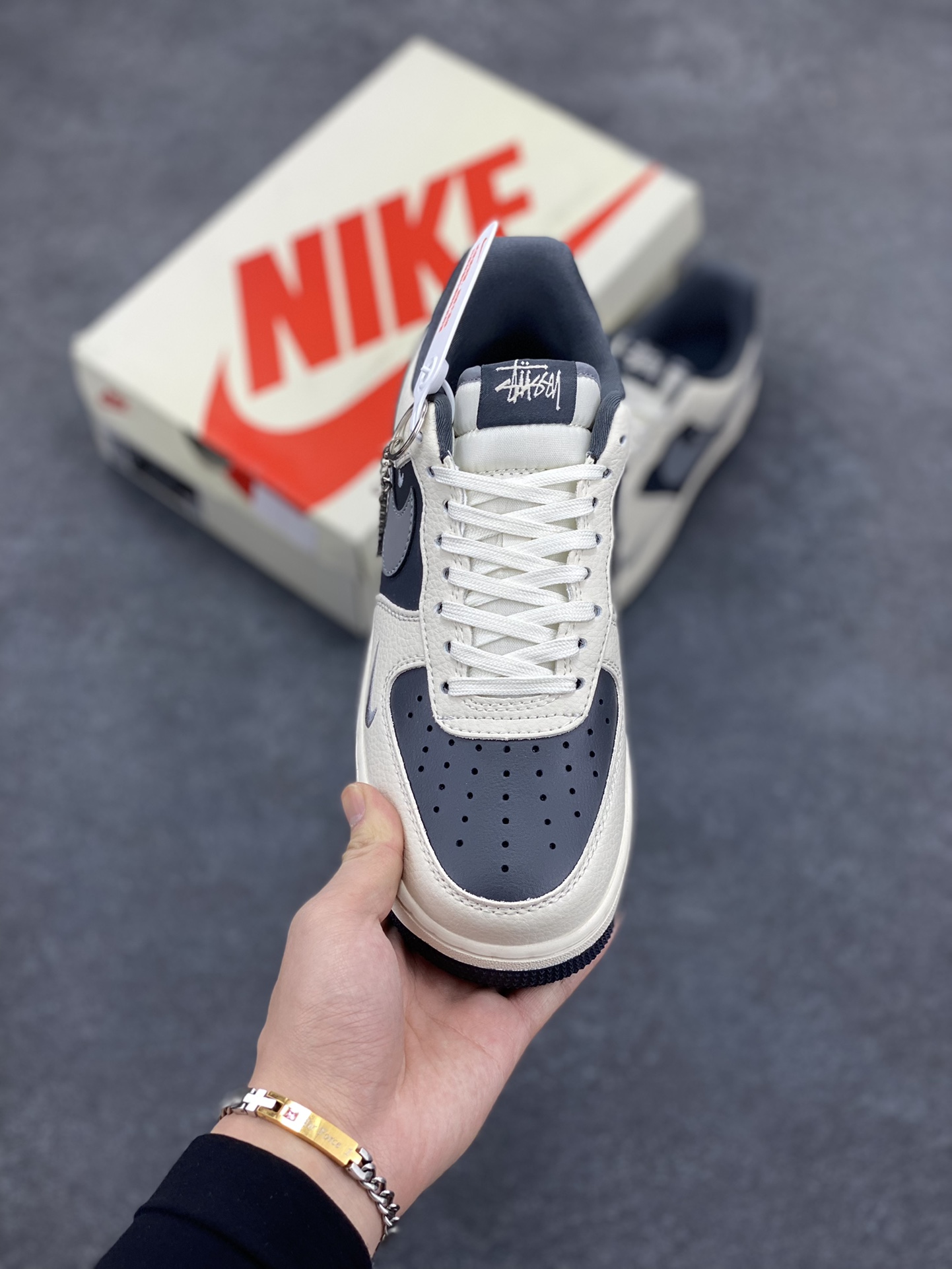 图片[2]-NIke Air Force 1 \’07 Low “斯图西联名——米灰三小勾”空军一号 低帮 运动鞋 休闲鞋 折边针车 工艺难度大 原楦头原纸板 原装鞋盒 定制五金配件 内置全掌气垫 原厂鞋底 货号：KK1988-037 尺码：36 36.5 37.5 38 38.5 39 40 40.5 41 42 42.5 43 44 44.5 45-选品中心