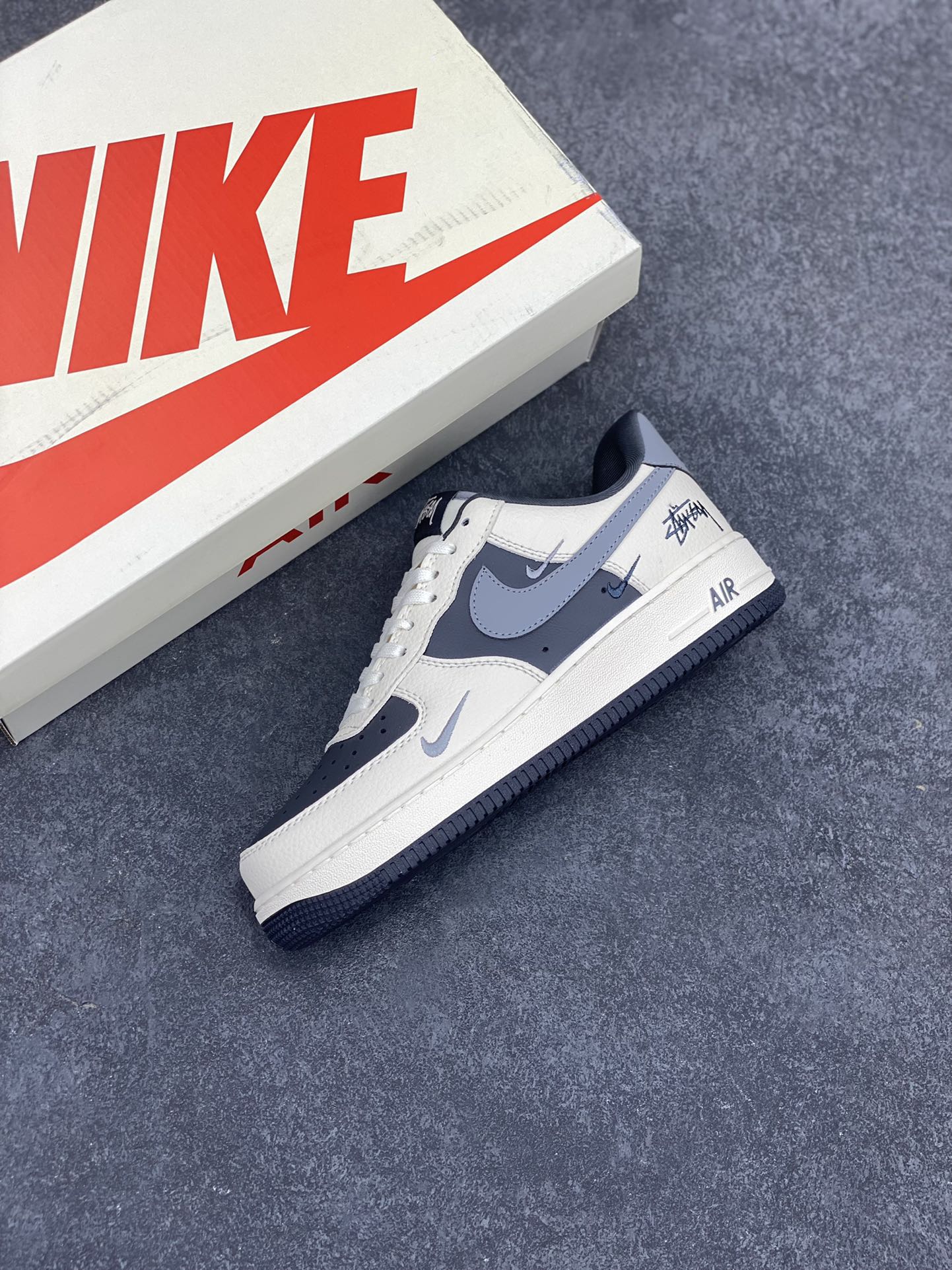 图片[7]-NIke Air Force 1 \’07 Low “斯图西联名——米灰三小勾”空军一号 低帮 运动鞋 休闲鞋 折边针车 工艺难度大 原楦头原纸板 原装鞋盒 定制五金配件 内置全掌气垫 原厂鞋底 货号：KK1988-037 尺码：36 36.5 37.5 38 38.5 39 40 40.5 41 42 42.5 43 44 44.5 45-选品中心