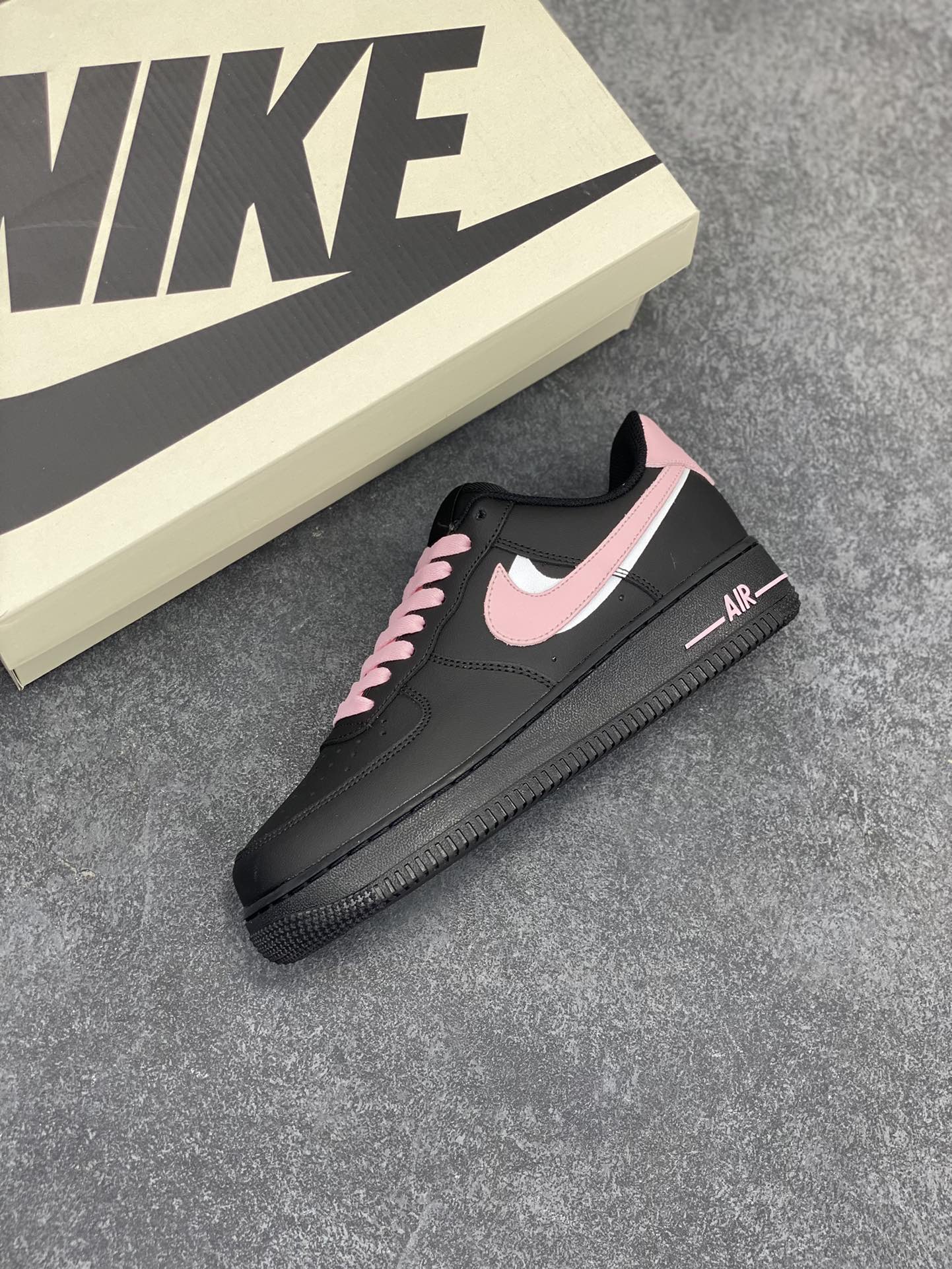 图片[7]-Nike Air Force 1 Low 黑粉双勾 空军一号低帮运动休闲板鞋 原楦头原纸板 打造纯正空军版型#专注外贸渠道 全掌内置蜂窝气垫 #原盒配件 原厂中底钢印、拉帮完美 货号：CW2288-028 尺码：36 36.5 37.5 38 38.5 39 40 40.5 41 42 42.5 43 44 44.5 45-选品中心