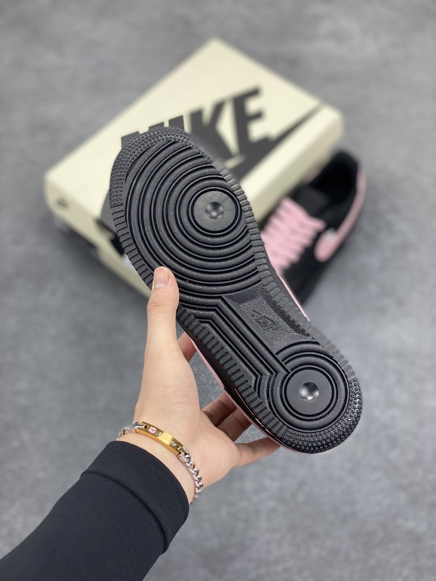 图片[5]-Nike Air Force 1 Low 黑粉双勾 空军一号低帮运动休闲板鞋 原楦头原纸板 打造纯正空军版型#专注外贸渠道 全掌内置蜂窝气垫 #原盒配件 原厂中底钢印、拉帮完美 货号：CW2288-028 尺码：36 36.5 37.5 38 38.5 39 40 40.5 41 42 42.5 43 44 44.5 45-选品中心