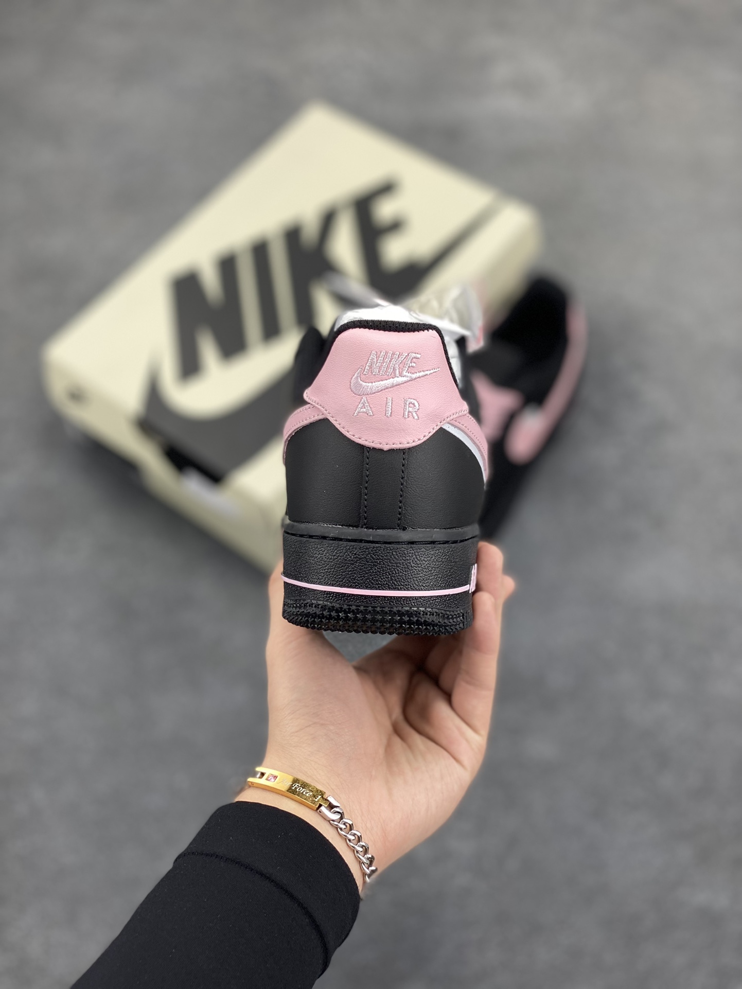 图片[4]-Nike Air Force 1 Low 黑粉双勾 空军一号低帮运动休闲板鞋 原楦头原纸板 打造纯正空军版型#专注外贸渠道 全掌内置蜂窝气垫 #原盒配件 原厂中底钢印、拉帮完美 货号：CW2288-028 尺码：36 36.5 37.5 38 38.5 39 40 40.5 41 42 42.5 43 44 44.5 45-选品中心