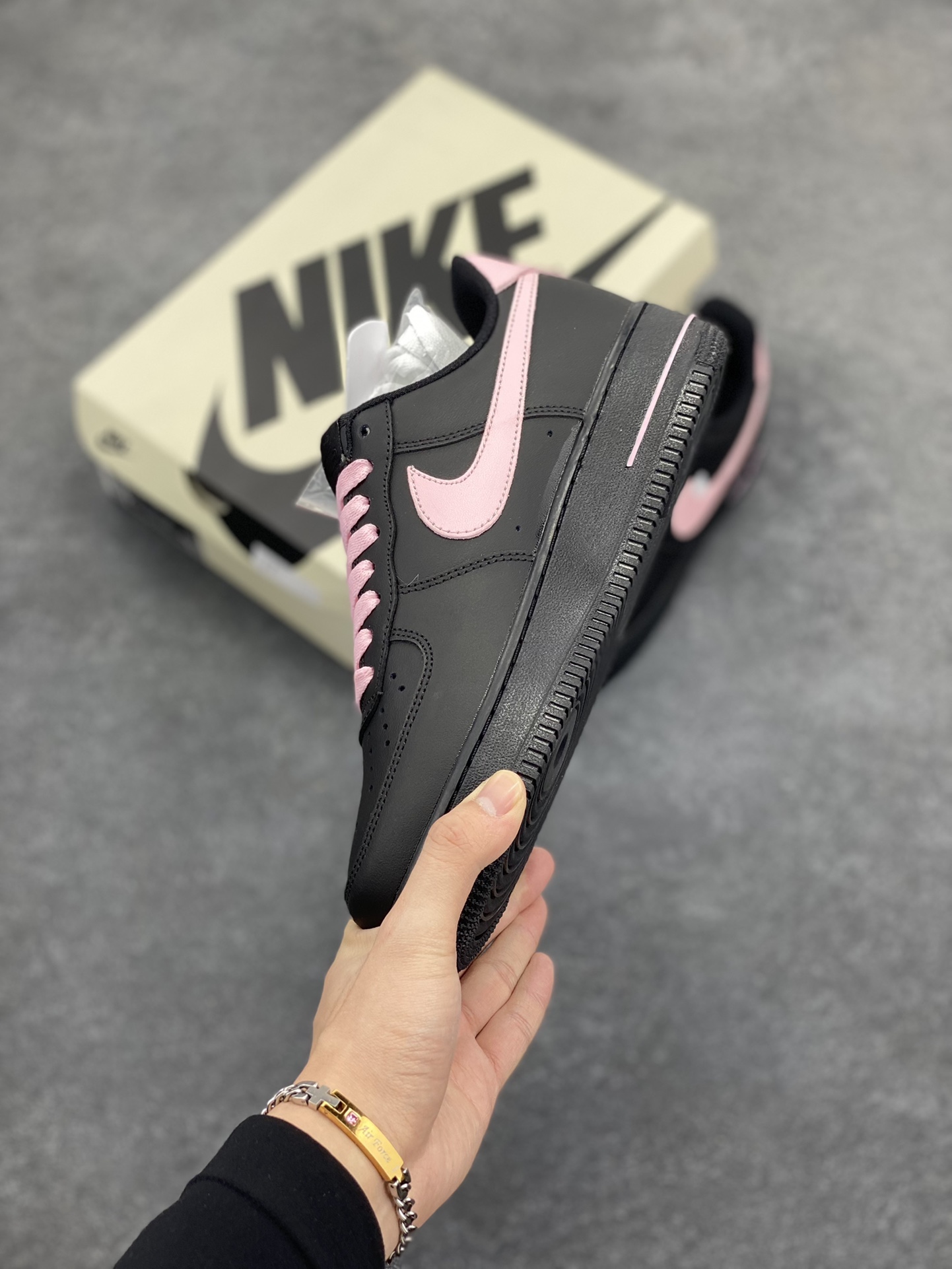 图片[3]-Nike Air Force 1 Low 黑粉双勾 空军一号低帮运动休闲板鞋 原楦头原纸板 打造纯正空军版型#专注外贸渠道 全掌内置蜂窝气垫 #原盒配件 原厂中底钢印、拉帮完美 货号：CW2288-028 尺码：36 36.5 37.5 38 38.5 39 40 40.5 41 42 42.5 43 44 44.5 45-选品中心
