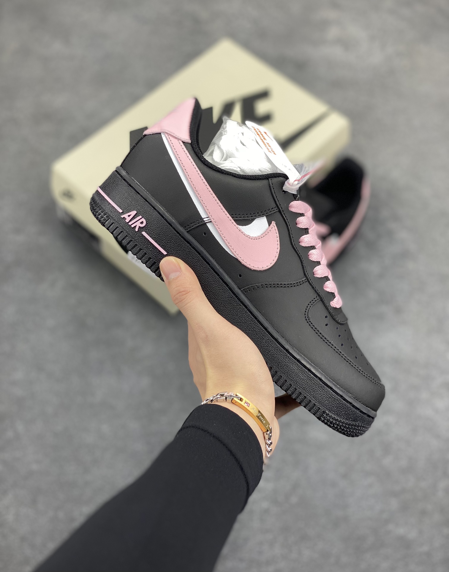 Nike Air Force 1 Low 黑粉双勾 空军一号低帮运动休闲板鞋 原楦头原纸板 打造纯正空军版型#专注外贸渠道 全掌内置蜂窝气垫 #原盒配件 原厂中底钢印、拉帮完美 货号:CW2288-028 尺码:36 36.5 37.5 38 38.5 39 40 40.5 41 42 42.5 43 44 44.5 45-选品中心