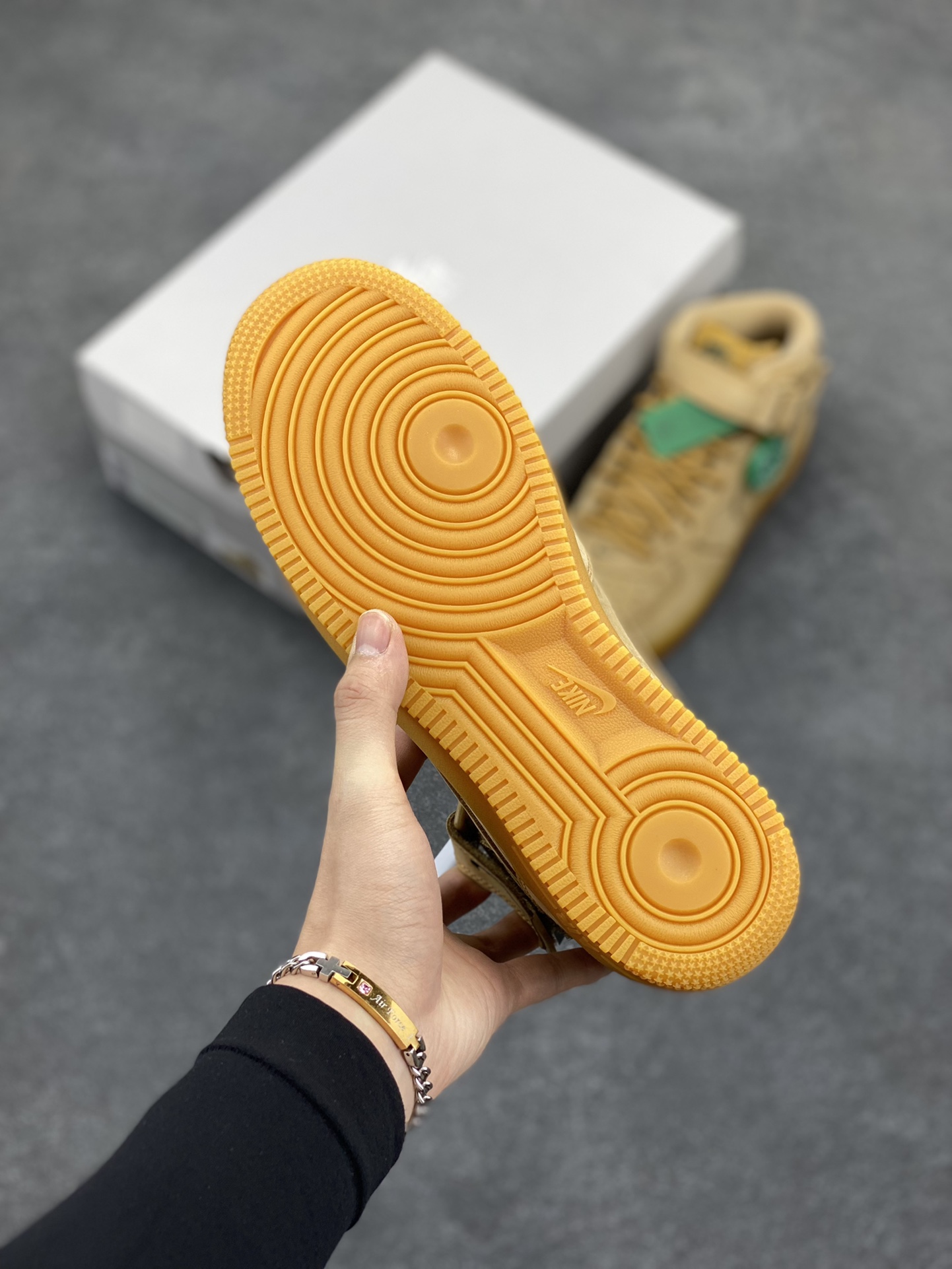 图片[5]-HY版本💯 Nike Air Force 1 Low 中帮小麦 空军一号运动休闲板鞋 原楦头原纸板 打造纯正空军版型#专注外贸渠道 全掌内置蜂窝气垫 #原盒配件 原厂中底钢印、拉帮完美 货号：715889-200 尺码：35.5 36 36.5 37.5 38 38.5 39 40 40.5 41 42 42.5 43 44 44.5 45 46 47-选品中心