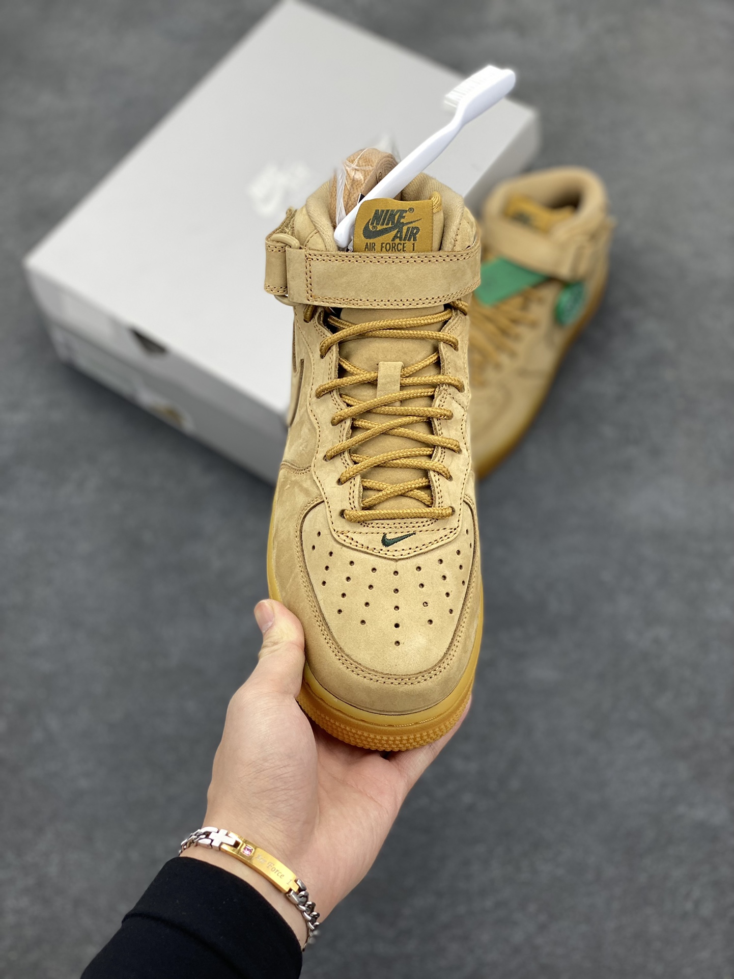 图片[2]-HY版本💯 Nike Air Force 1 Low 中帮小麦 空军一号运动休闲板鞋 原楦头原纸板 打造纯正空军版型#专注外贸渠道 全掌内置蜂窝气垫 #原盒配件 原厂中底钢印、拉帮完美 货号：715889-200 尺码：35.5 36 36.5 37.5 38 38.5 39 40 40.5 41 42 42.5 43 44 44.5 45 46 47-选品中心